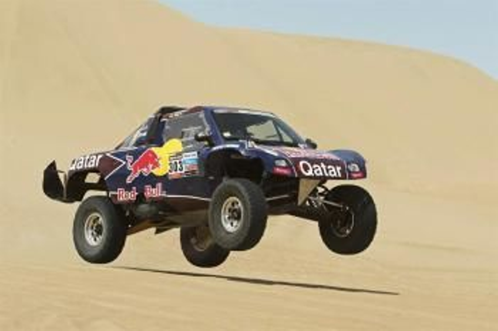 El español Carlos Sainz conduce su vehículo Buggy
