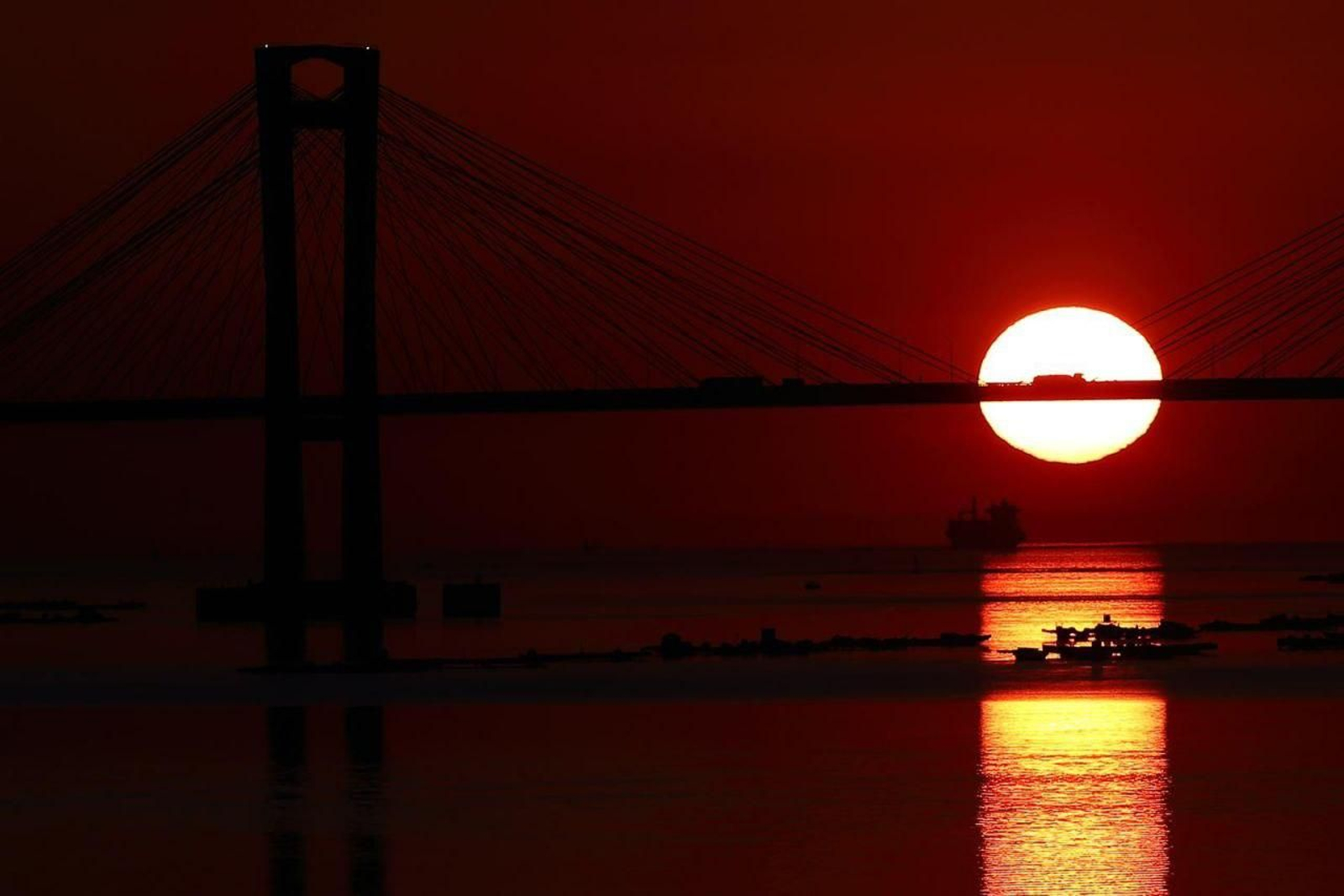 Puesta de sol en el puente de Rande.
