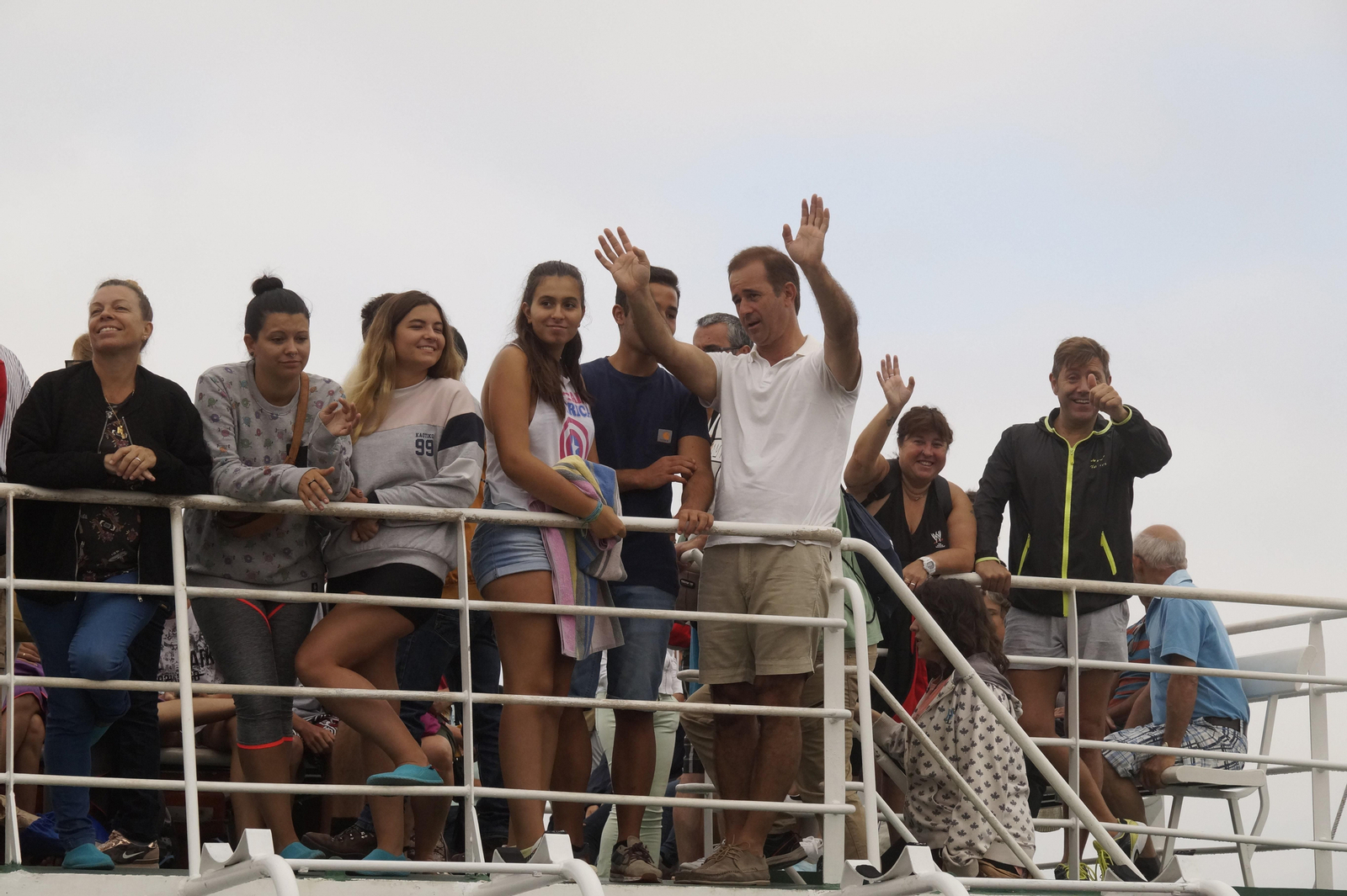 Turistas a Cíes saludan ayer tras embarcar rumbo a las islas.