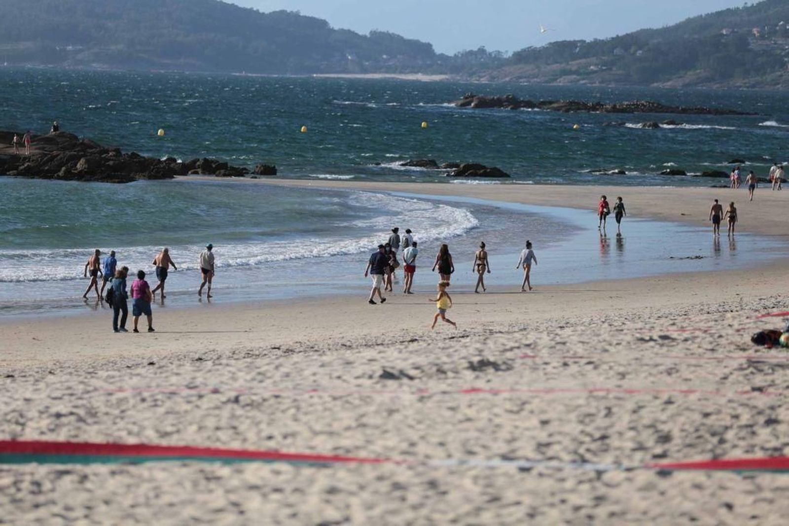 Samil, ayer, sin apenas bañistas, en una imagen repetida durante todo agosto.