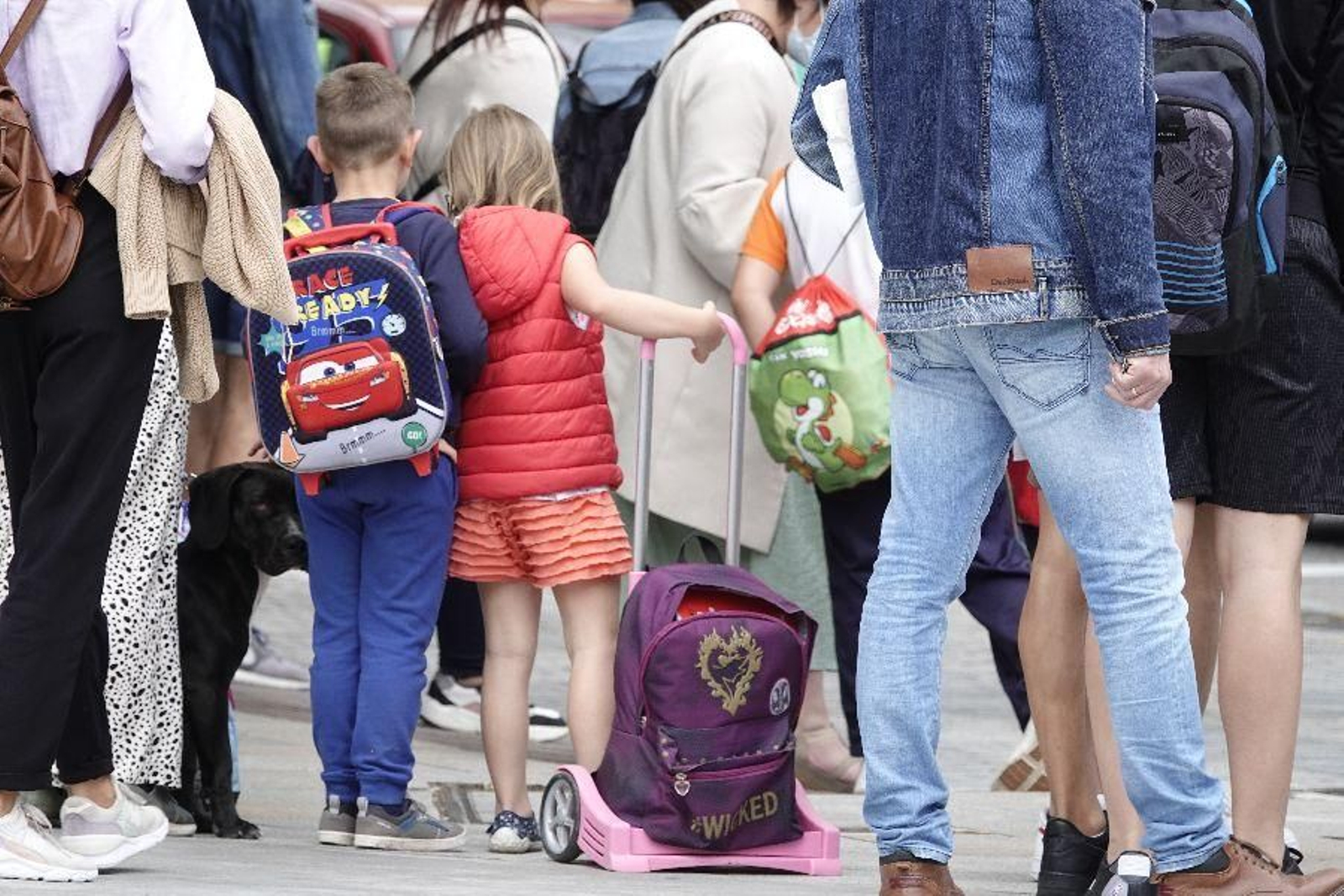 El curso del covid se despide con abrazos. // Vicente Alonso