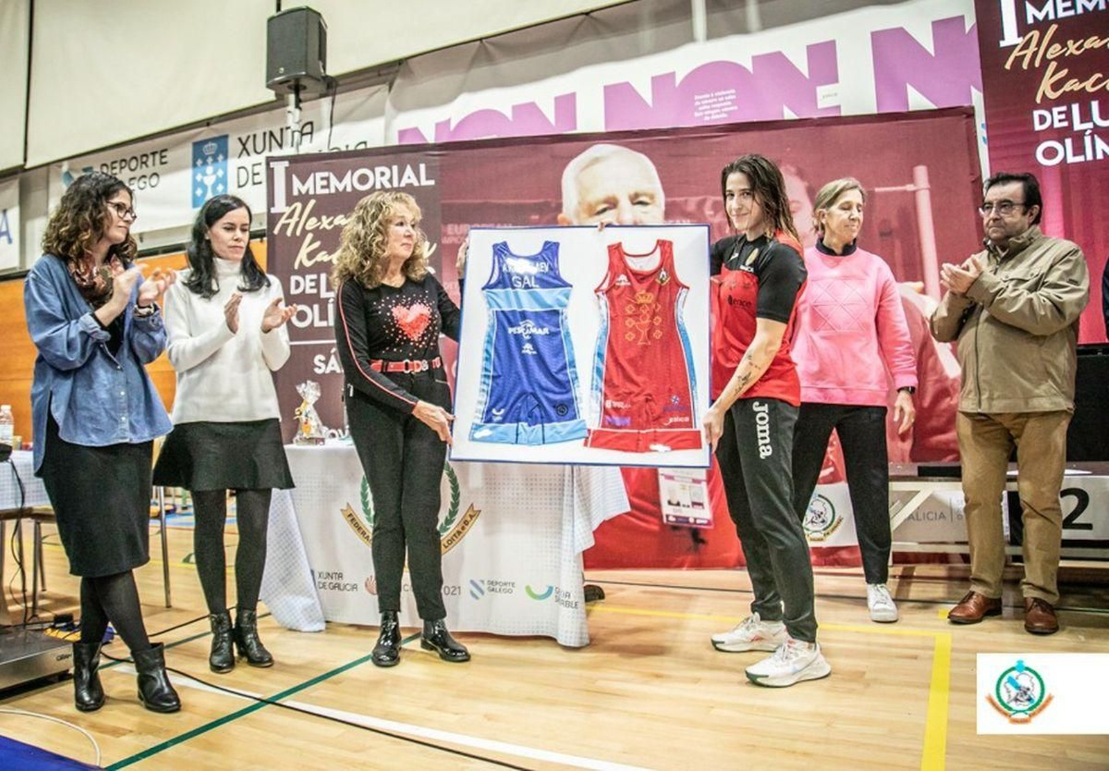 La campeona de España Lydia Pérez entregó dos maillots conmemorativos a Tatiana, la viuda de Alexander.