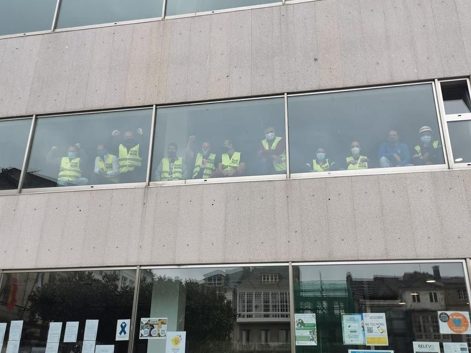 Los encerrados en el Ayuntamiento de Viveiro.