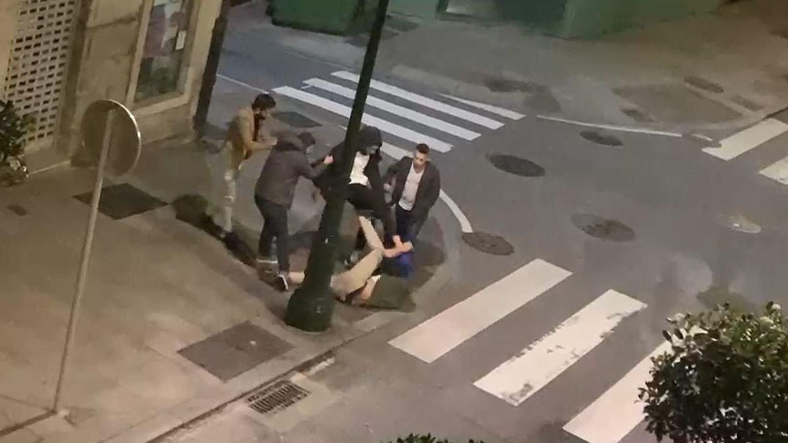 Un momento de la paliza, en una imagen capturada por un vecino.