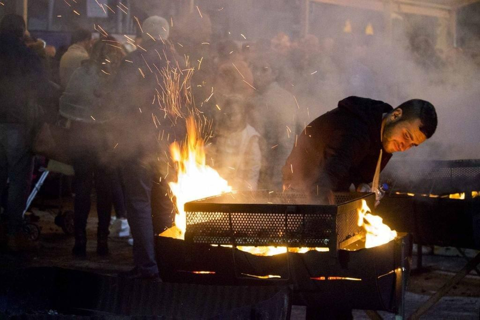 .La Federación de Peñas Recreativas El Olivo repartió más de 1.300 kilos de castañas, gratis para los asistentes.
