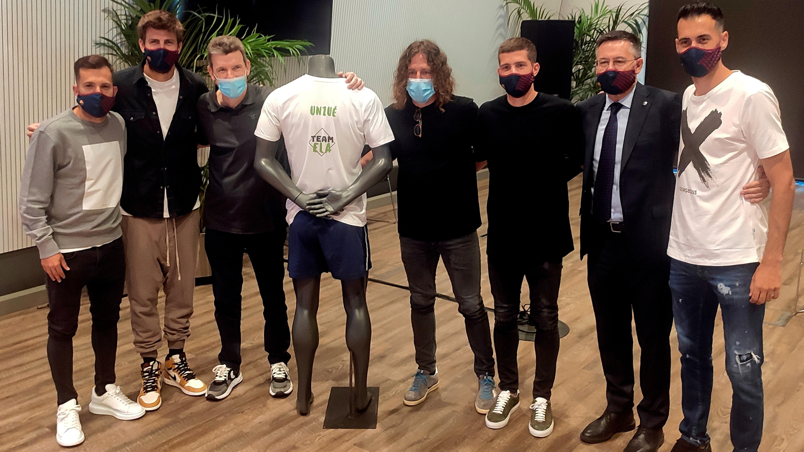 El exportero Juan Carlos Unzué, miembro del cuerpo técnico del Barcelona en varias etapas y exentrenador del Numancia, Celta y Girona, posa junto a los jugadores del FC Barcelona, Jordi Alba (i), Gerard Piqué (2i), Sergi Roberto (3d), y Sergi Busquets (d); el excapitán azulgrana Carles Puyol (4d); y el presidente del club, Josep Maria Bartomeu (2d), tras la rueda de prensa que ha ofrecido este jueves en Barcelona en la que ha ha anunciado que tiene ELA.