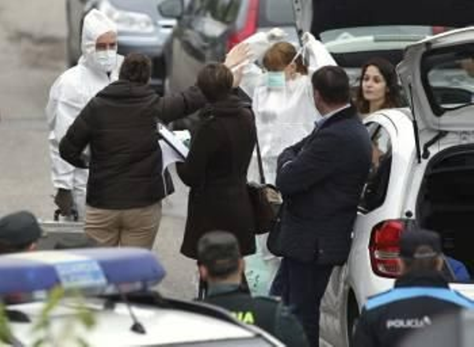 Agentes de Policía y de la Guardia Civil e investigadores en el acceso a la vivienda de José Manuel Burés. (Foto: SXENICK)