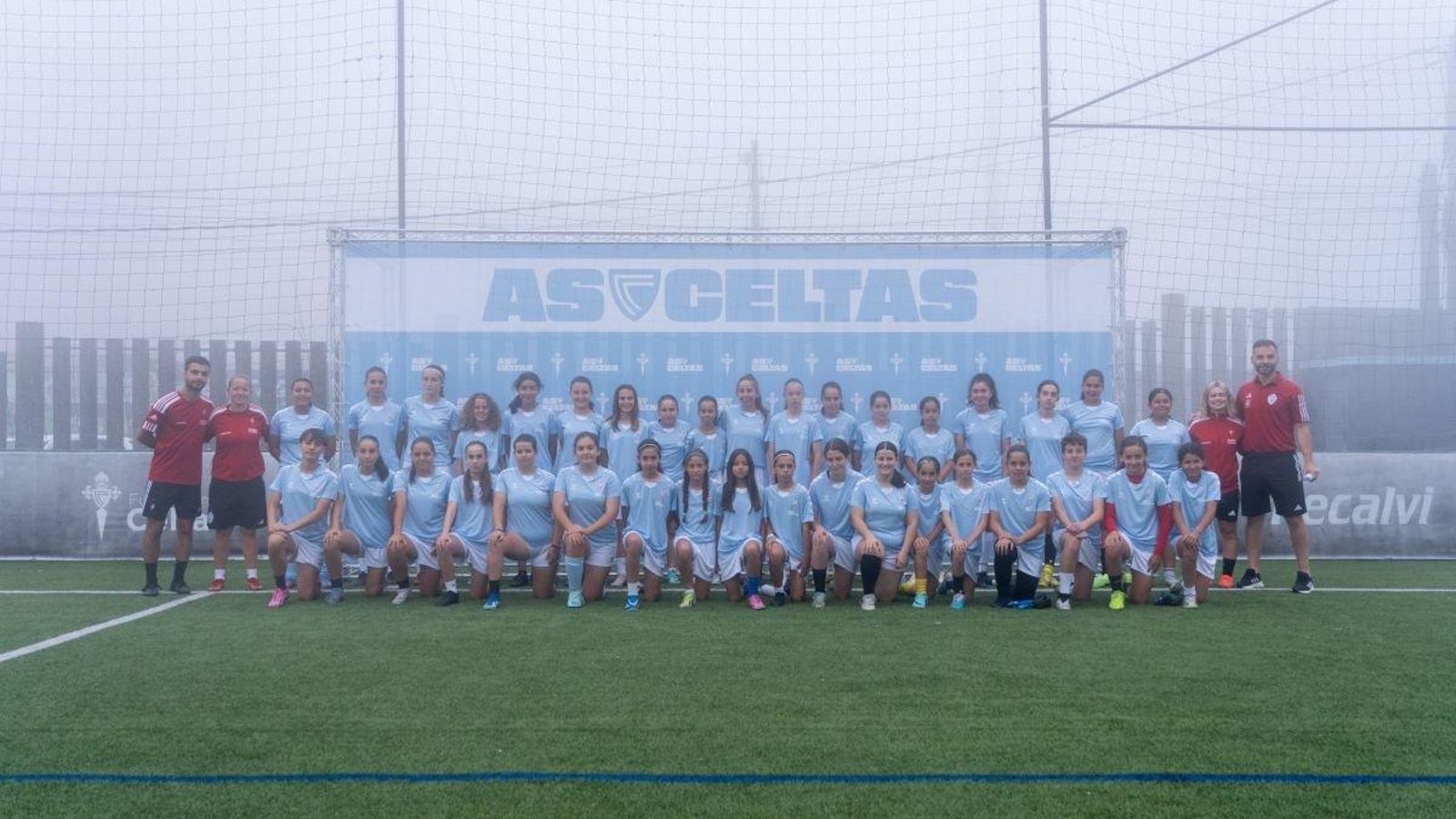 Las futbolistas realizaron la fotografía de familia con el cuerpo técnico del club vigués, que estará liderado por Vicky Vázquez.