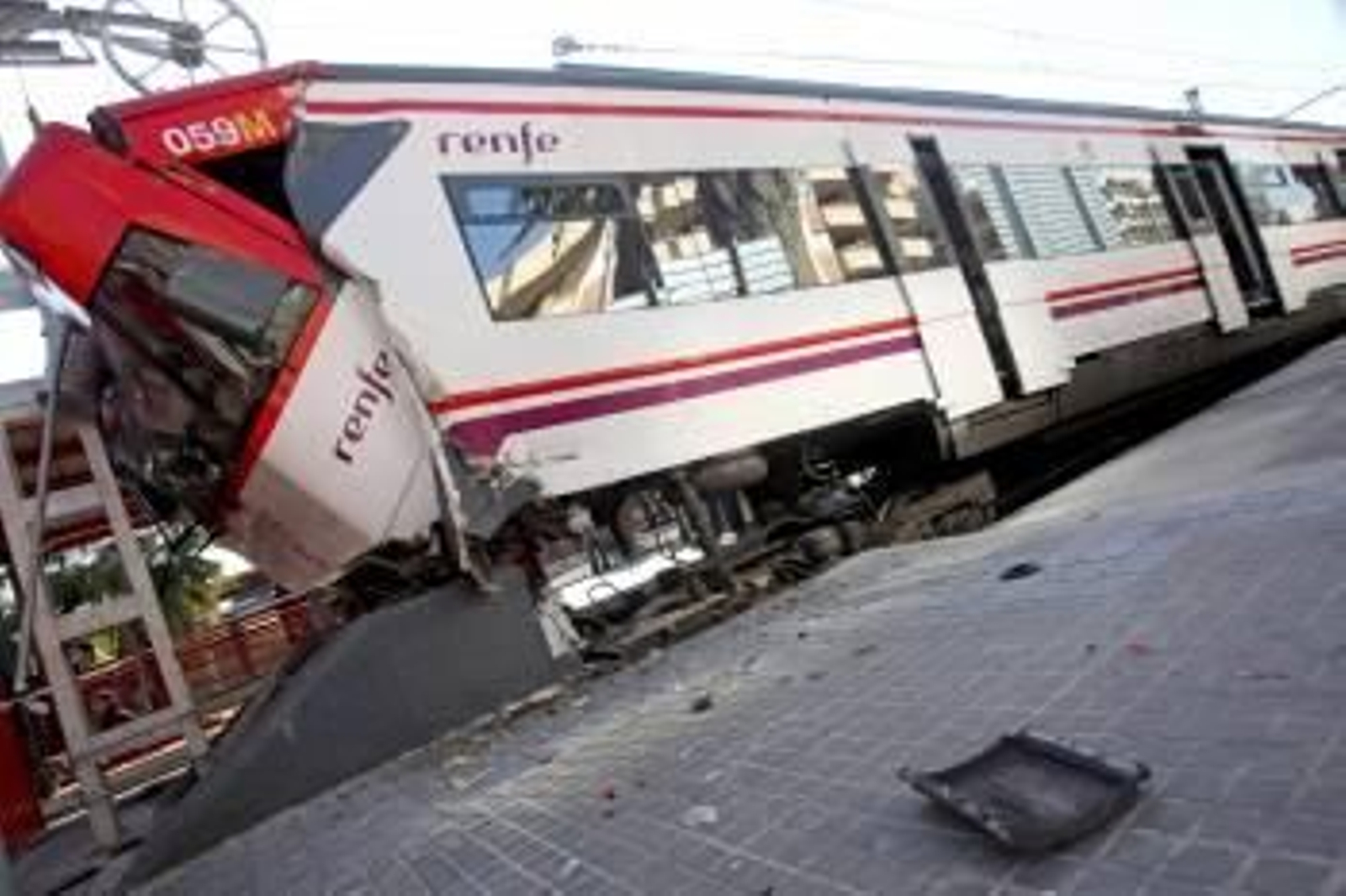 Un maquinista ha sufrido lesiones de gravedad al chocar esta mañana el tren que conducía con el tope de final de la vía en la estación de Renfe en Mataró (Foto: EFE)