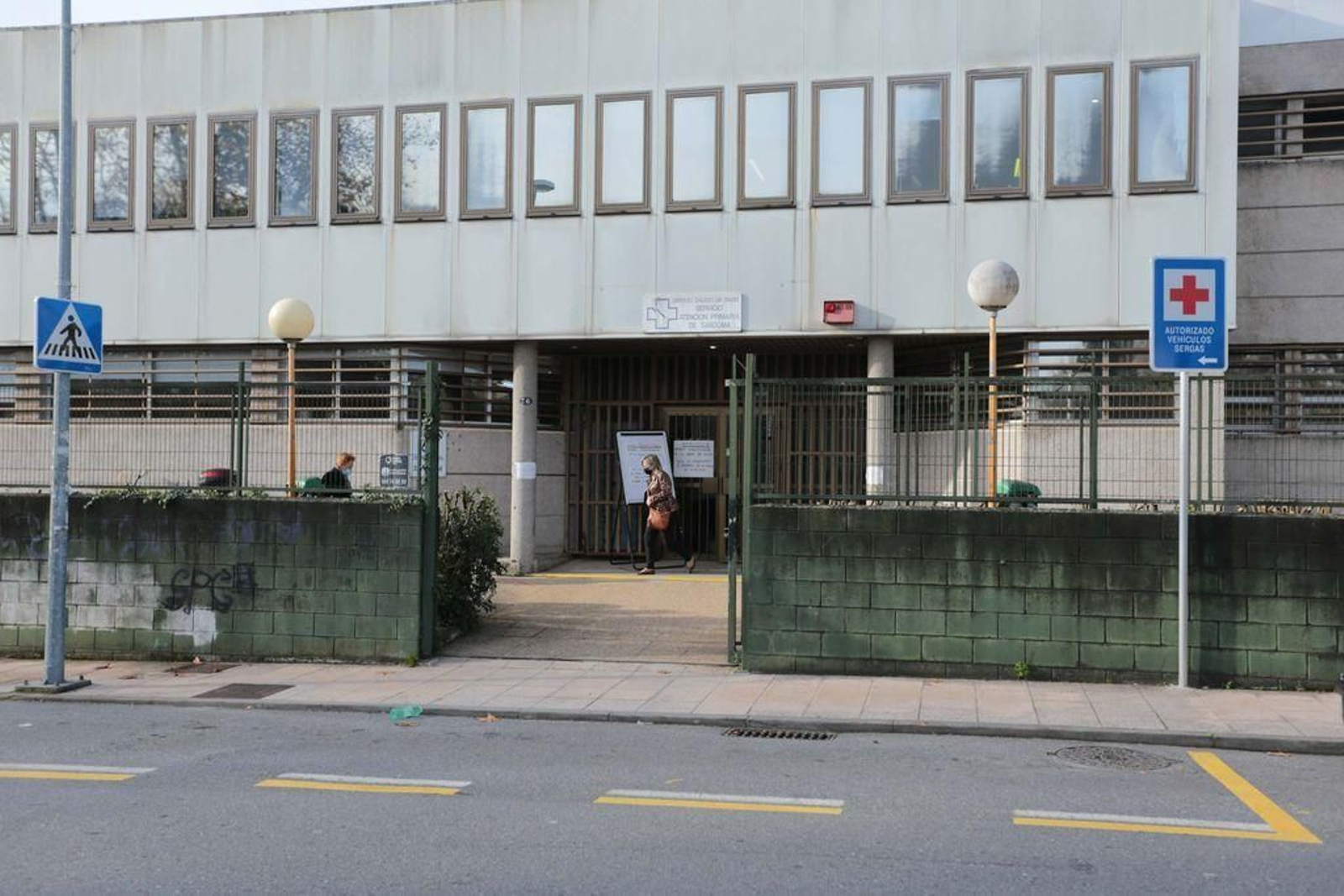 El centro de salud de Sárdoma fue doble noticia ayer. Por participar en el cribado masivo a población sana y porque ayer estrenaba una nueva herramienta diagnóstica, el test de antígenos, con el centro de salud de Bembrive y A Guarda.n