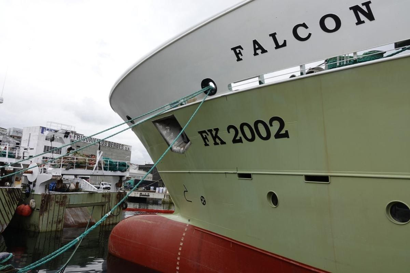 Un congelador con base en Vigo y matrícula de Malvinas (Falkland para los británicos).