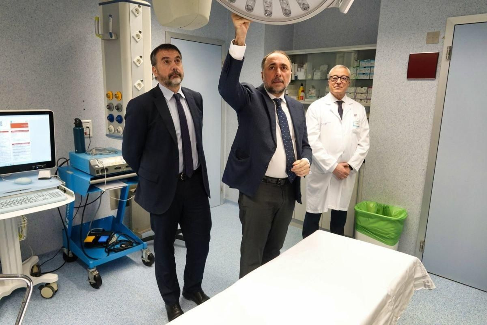 El director xeral de Asistencia Sanitaria, Jorge Aboal, el conselleiro, Julio García, y el gerente, Javier Puente.