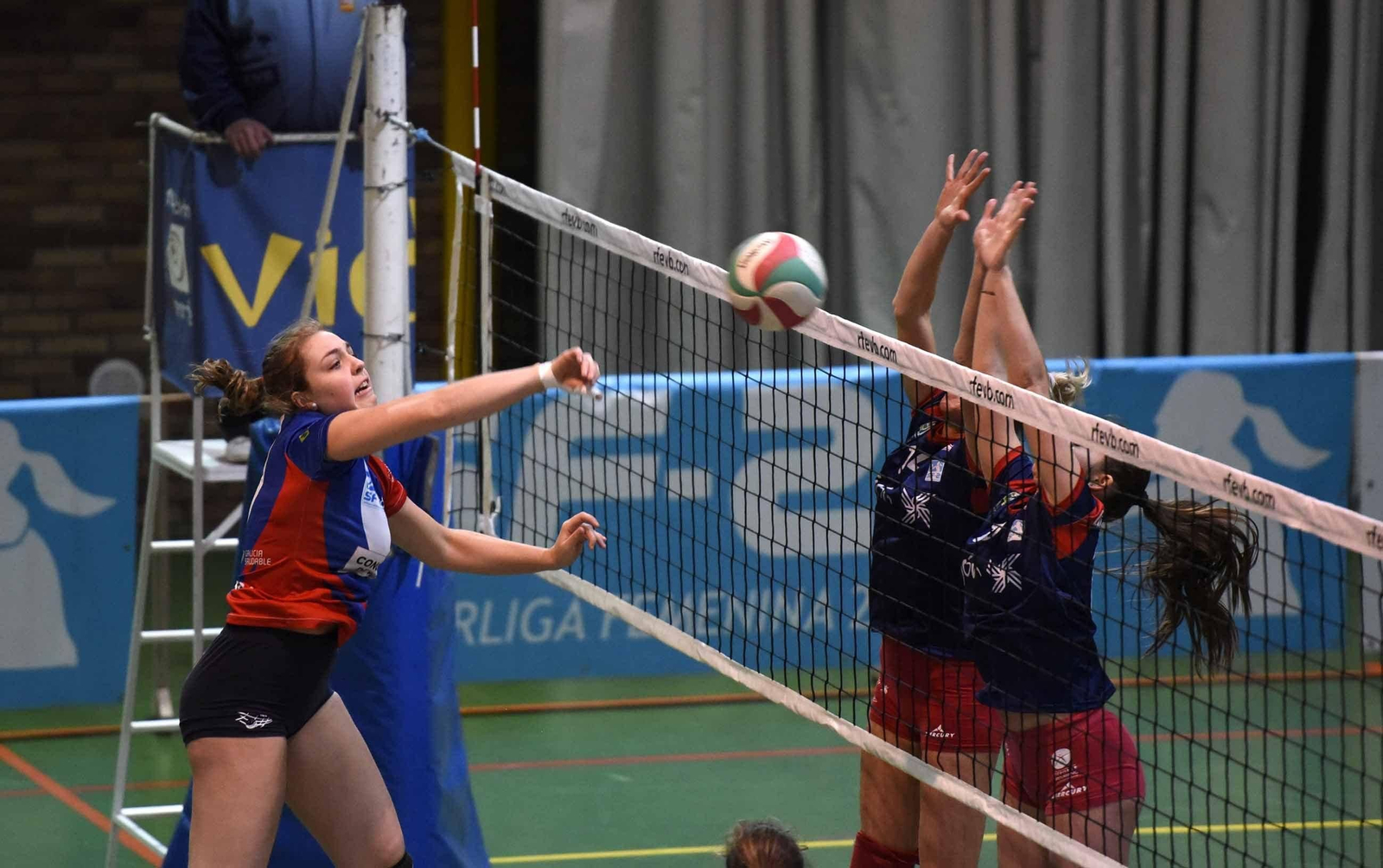 Alicia González conecta un remate en el partido de ayer.