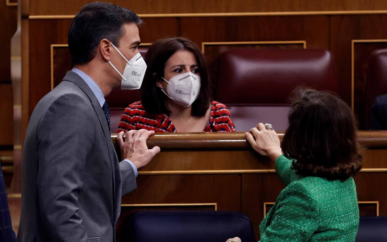El presidente del Gobierno, Pedro Sánchez (i), y la vicepresidenta primera, Carmen Calvo (d), con la portavoz socialista Adriana Lastra (en el centro). EFE/Chema Moya