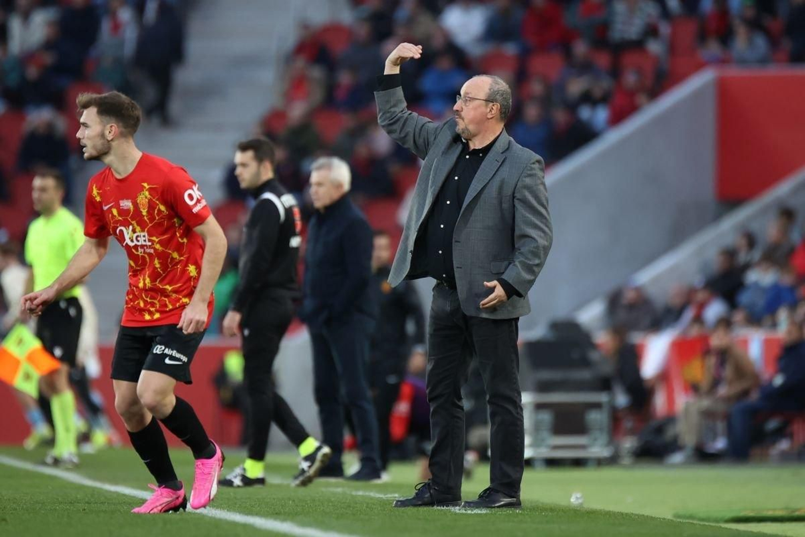 Rafa Benítez, entrenador del Celta, da instrucciones desde la banda, ayer, en Son Moix.