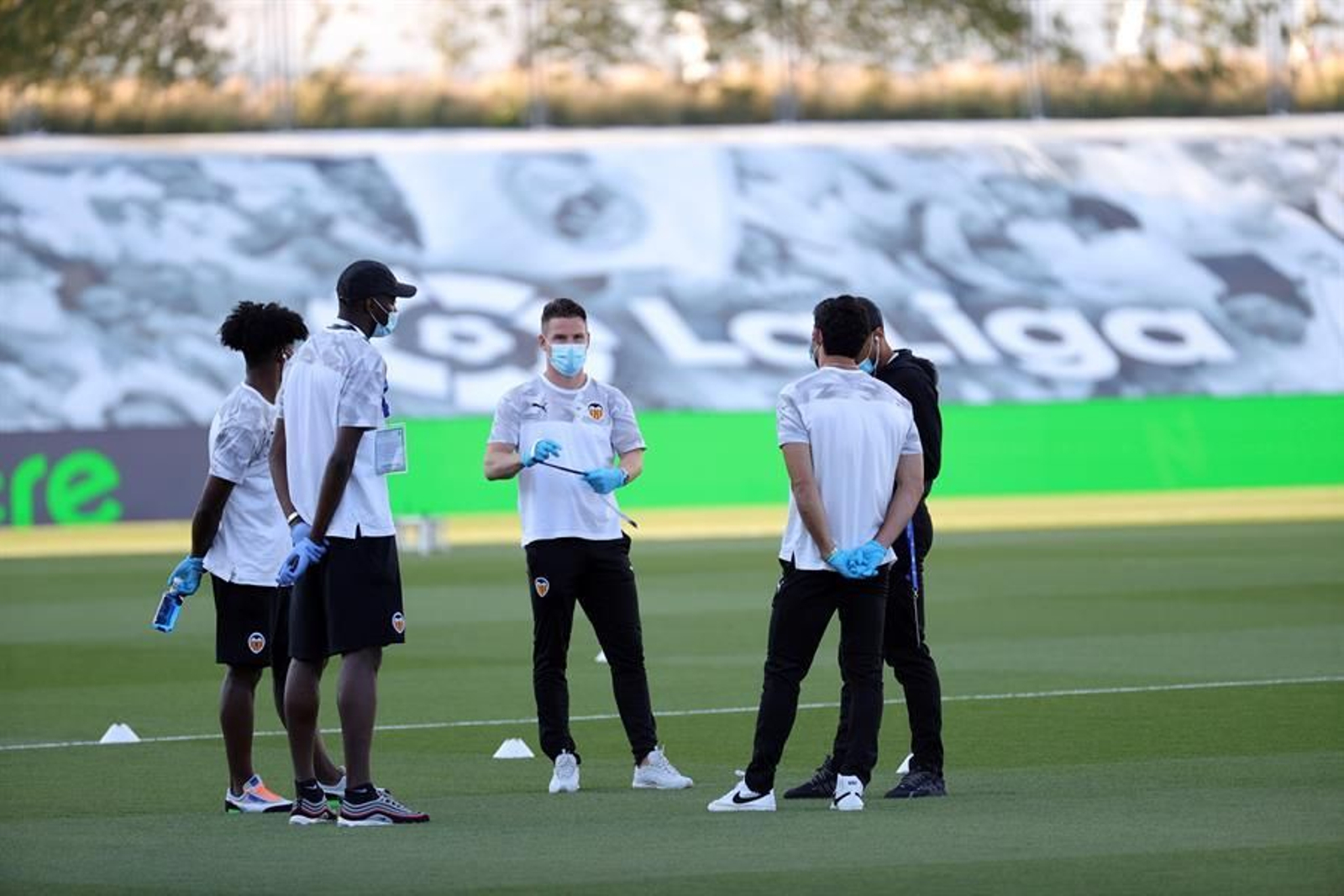 El delantero francés del Valencia, Kevin Gameiro (c) con otros compañeros de equipo.