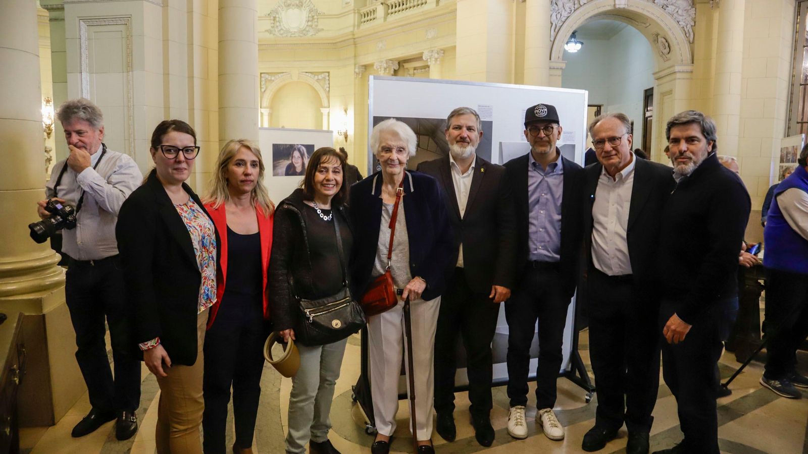 los organizadores y los distinguidos.