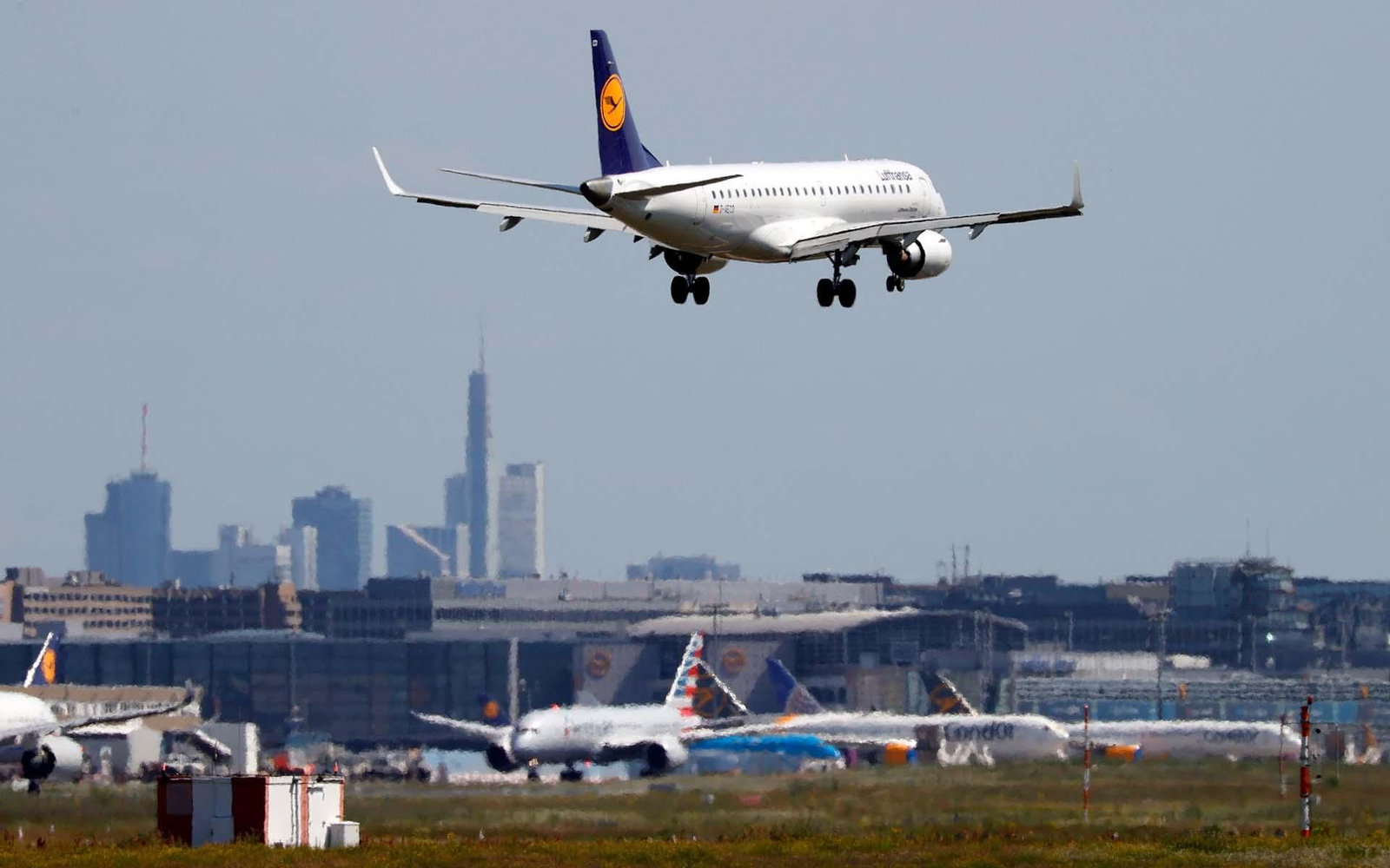 Un avión de Lufthansa aterrizando en el aeropuerto de Frankfurt. Archivo.  EFE/EPA/RONALD WITTEK