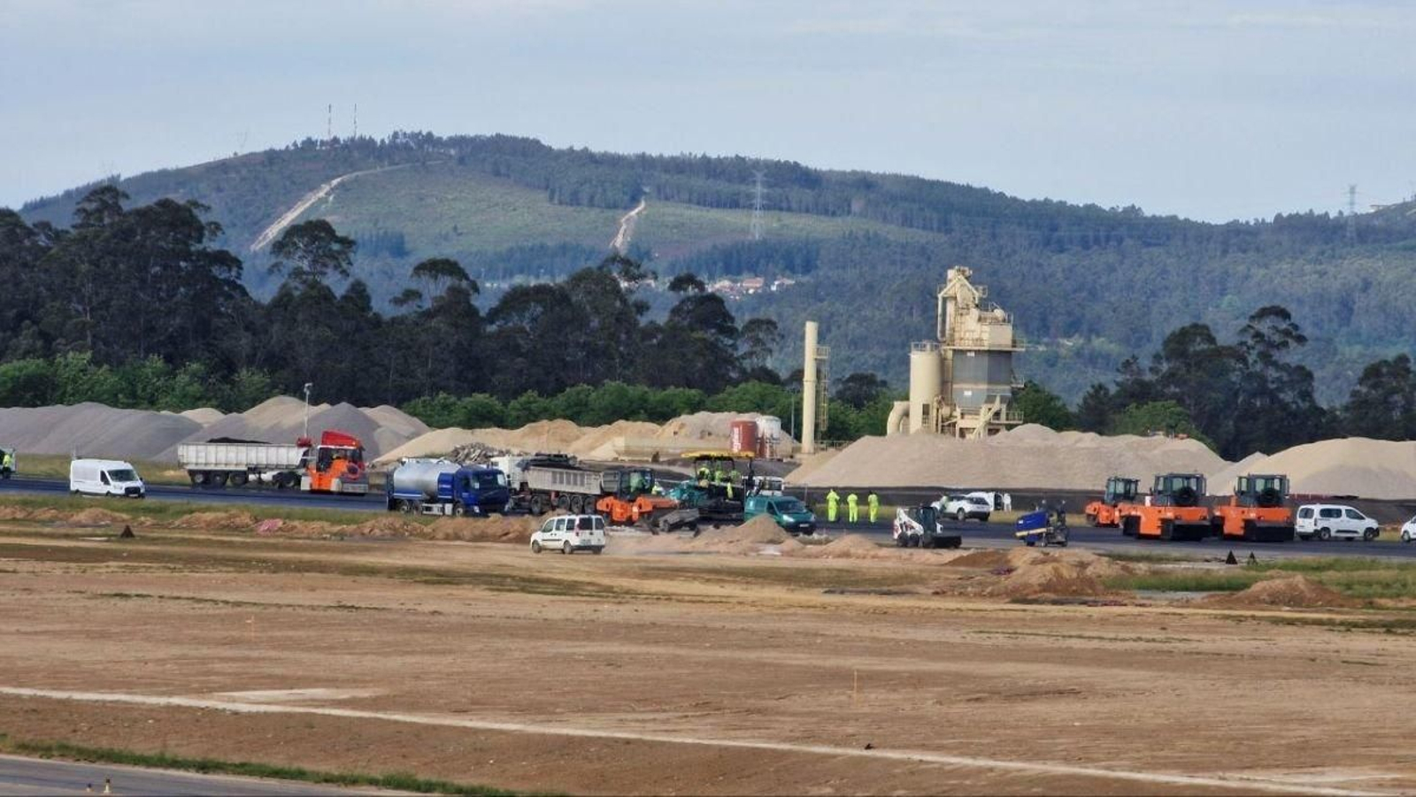 La pista de Peinador avanza en sus obras, que previsiblemente se mantendrán hasta el próximo 30 de mayo.