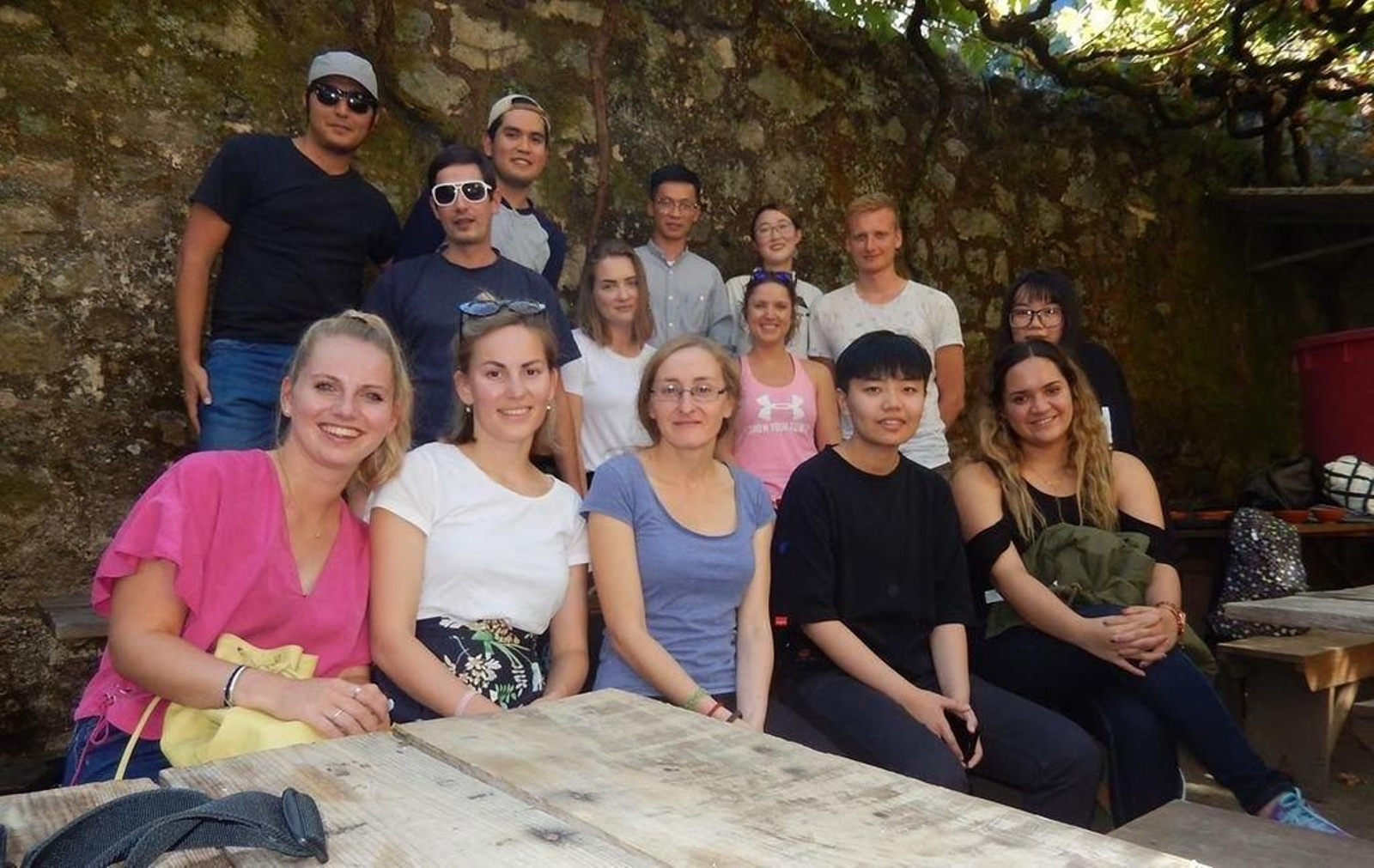 La profesora María Fernández, en el centro, con los alumnos extranjeros en una excusión.