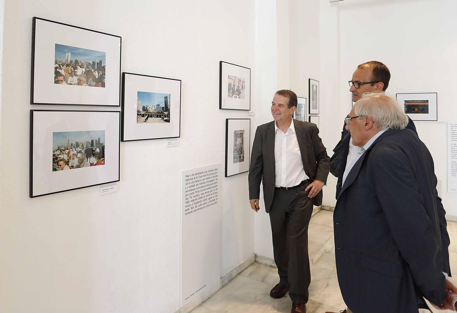 O alcalde inaugurou onte a exposición “Carlos Casares e a fotografía” na Casa Galega da Cultura.