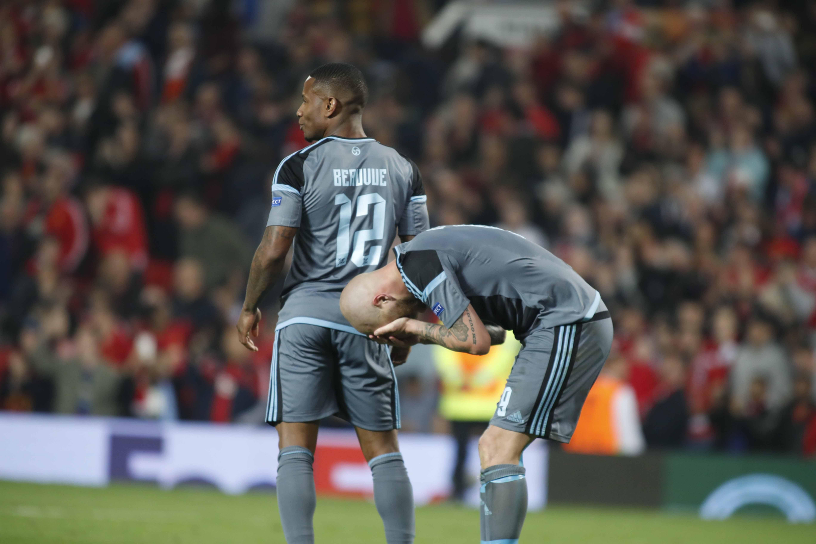 Las mejores imágenes del partido de vuelta entre Manchester United y Celta (1-1). // J.V. Landín