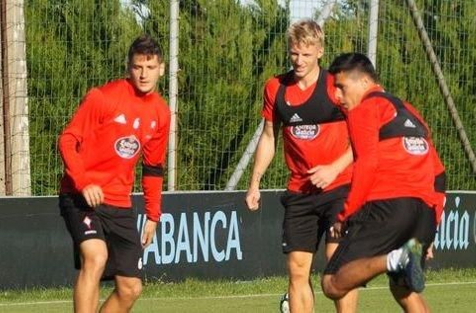 Radoja, junto a Wass y Roncaglia durante un entrenamiento de esta semana en A Madroa.