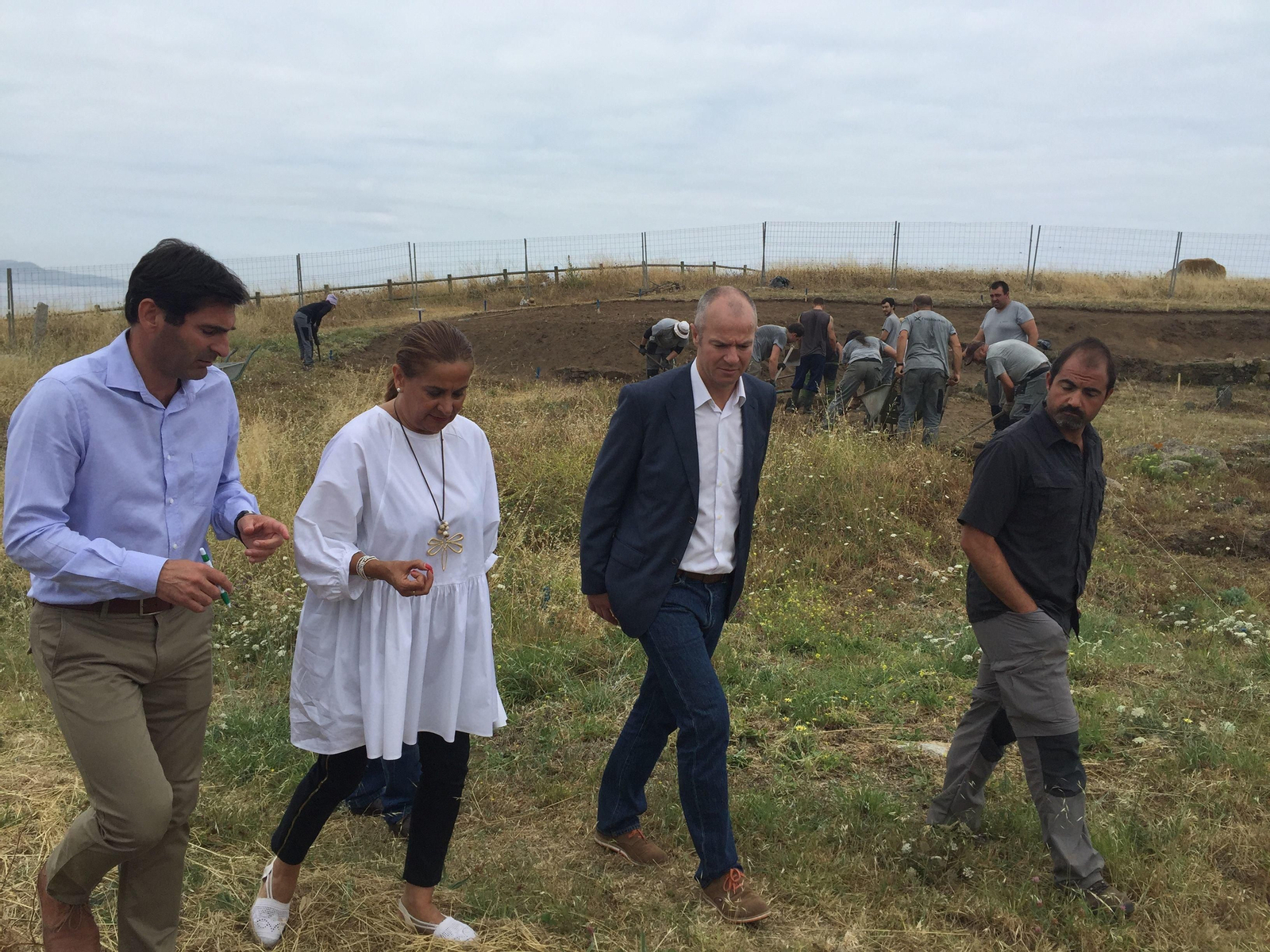 Carmela Silva, en su visita al yacimiento de A Lanzada en el primer día de excavaciones.