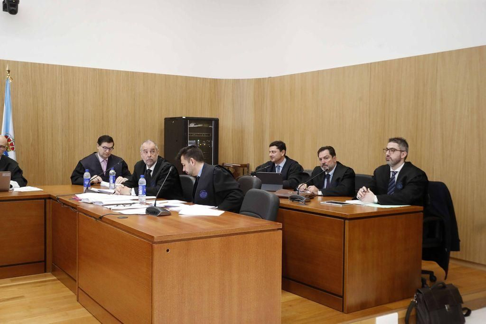 En primer término, de izquierda a derecha, el abogado del Estado y los dos letrados de la concesionaria Audasa. Detrás los de usuarios.