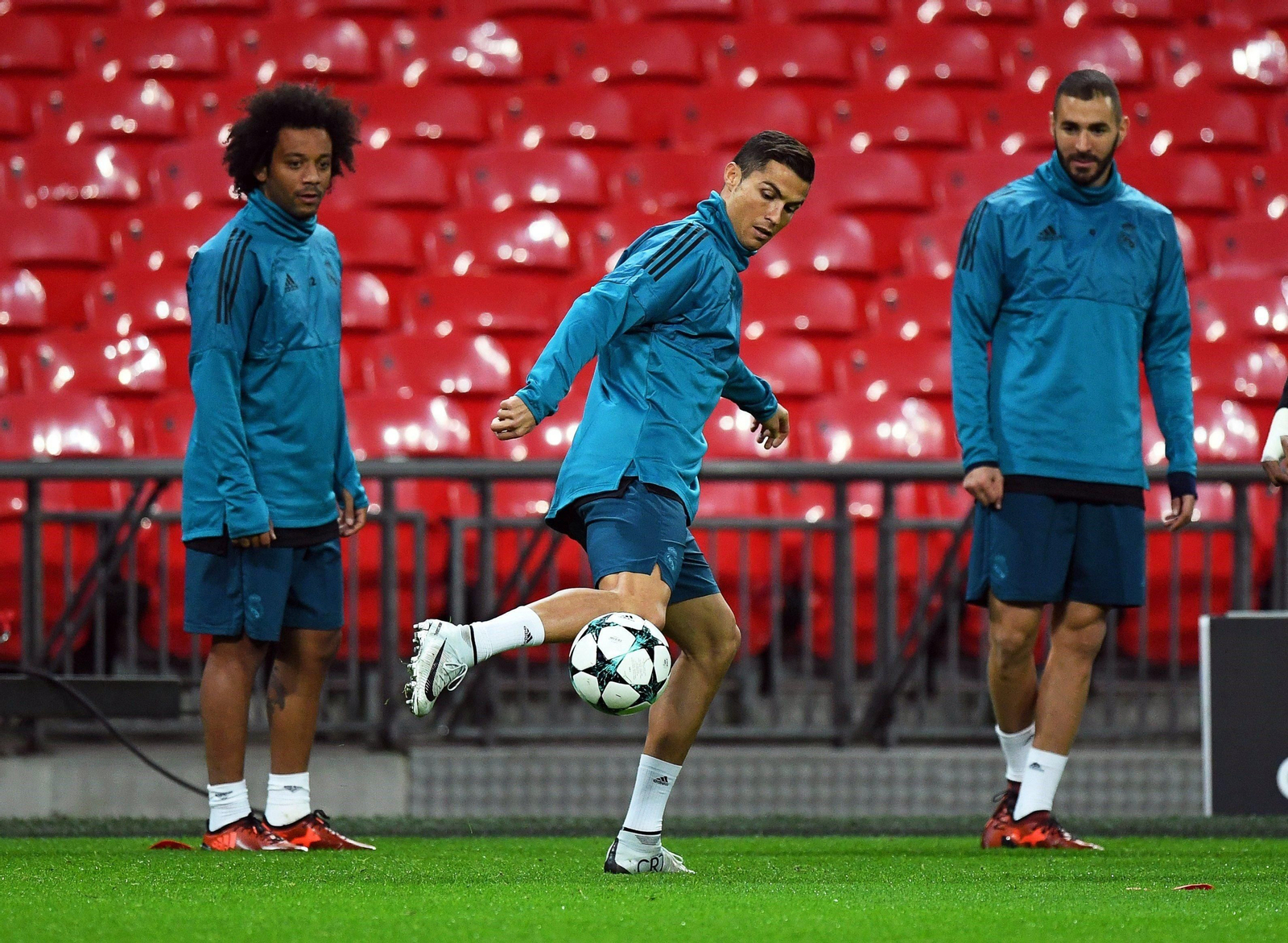Marcelo, Cristiano Ronaldo y Benzema, ayer en Wembley.