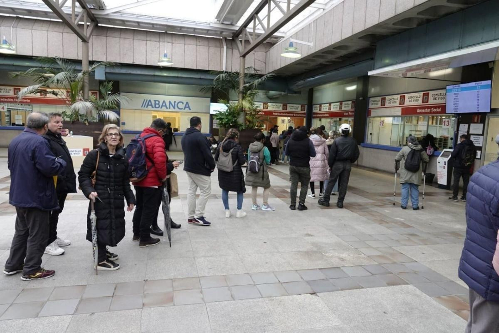 Largas colas ante la oficina de registro y empadronamiento en el Concello vigués.