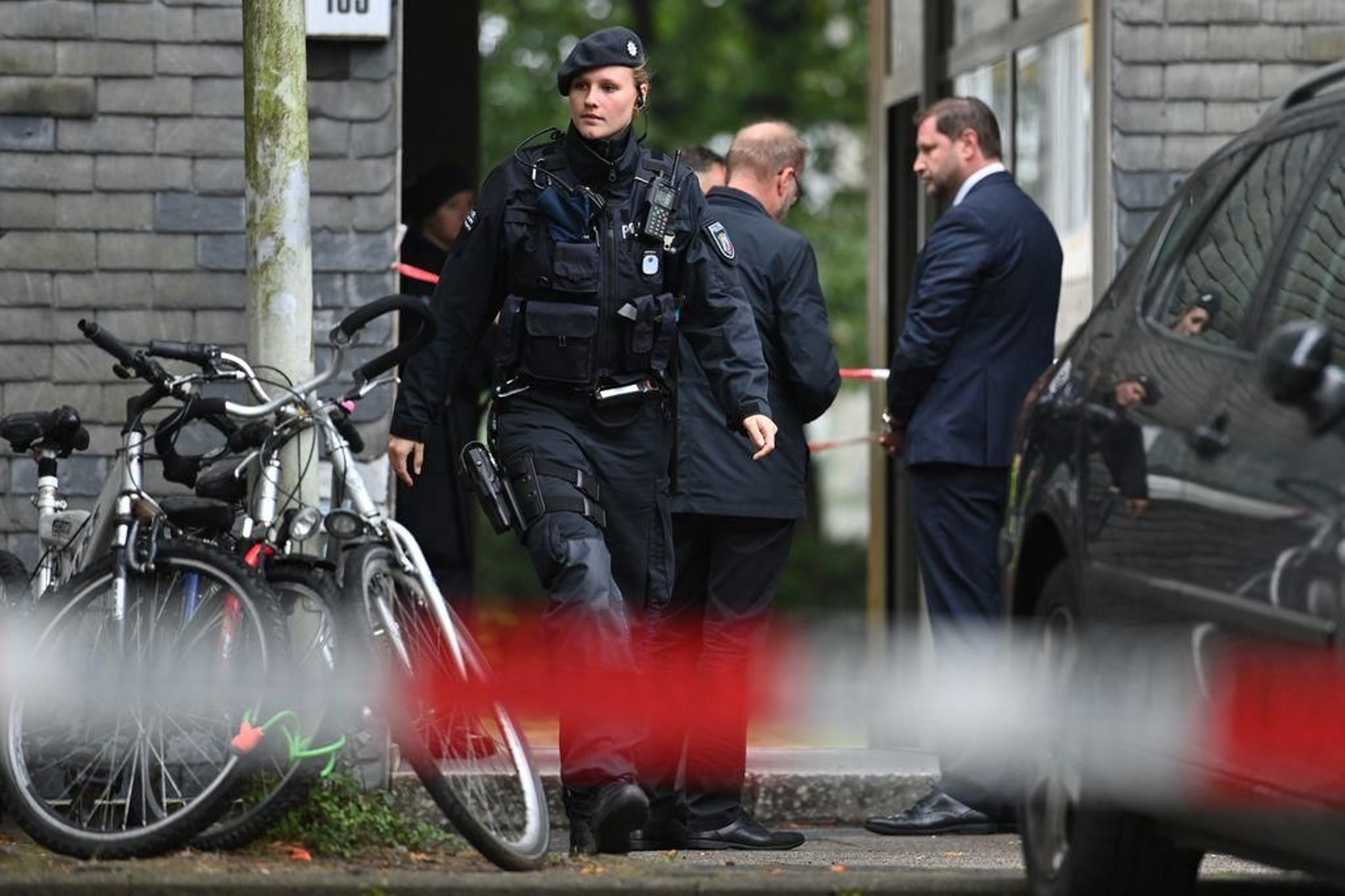 La Policía alemana, en las inmediaciones del edificio de Solingen, donde fueron encontrados los cinco niños.