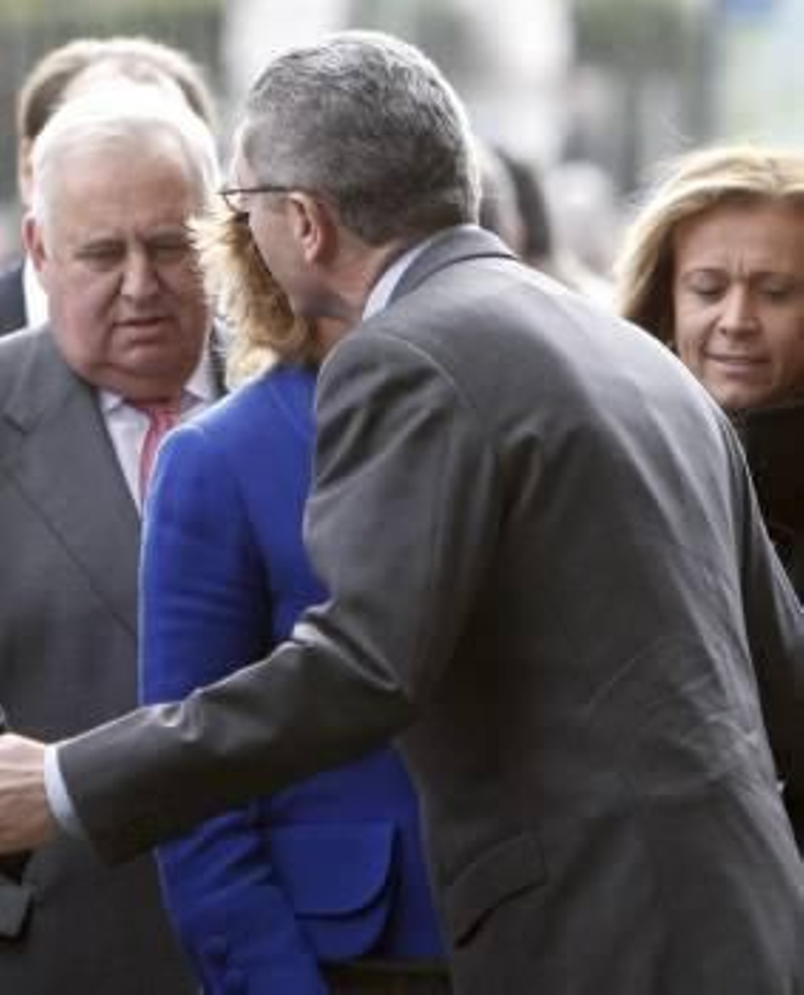 Gallardón besa a Aguirre. (Foto: Bernardo Rodríguez)