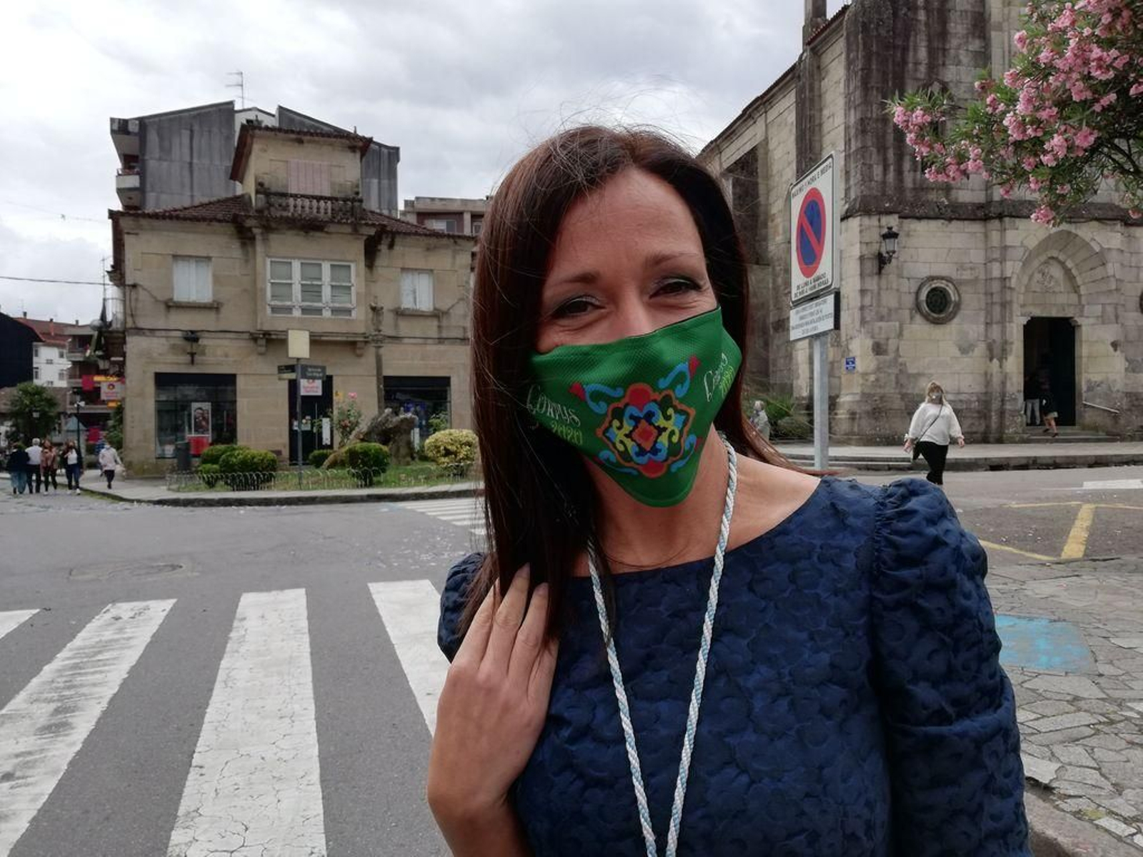 Belén Villar, portavoz del PP de Ponteareas, con mascarilla del Corpus.
