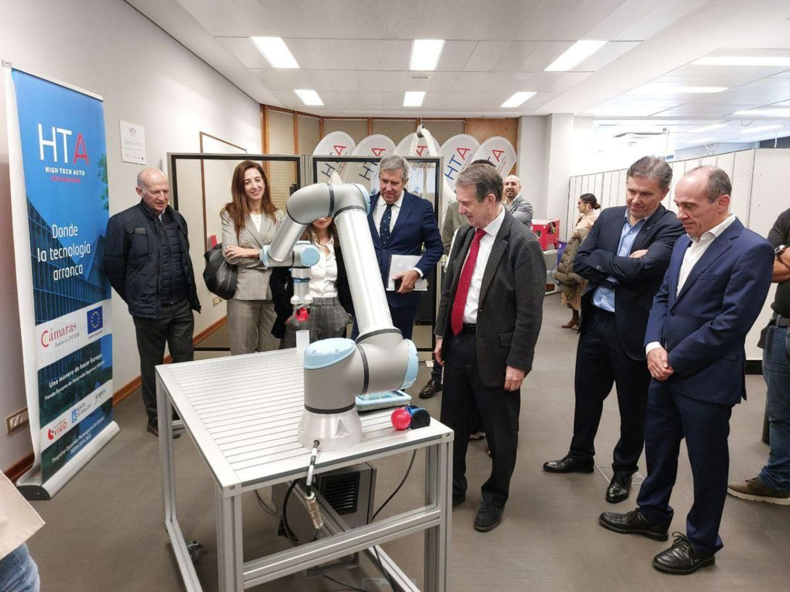 Abel Caballero visitando ayer las instalaciones del laboratorio de la aceleradora.