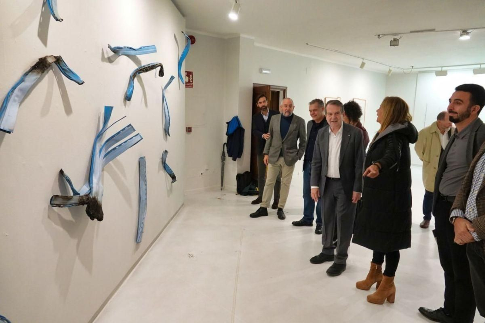 Alberto Santos, Carmela Silva, Abel Caballero, Ana Belén Fernández, Xavier Buján, Ignacio Pérez Jofre y Gorka Gómez, con la obra de Julio Catalán.