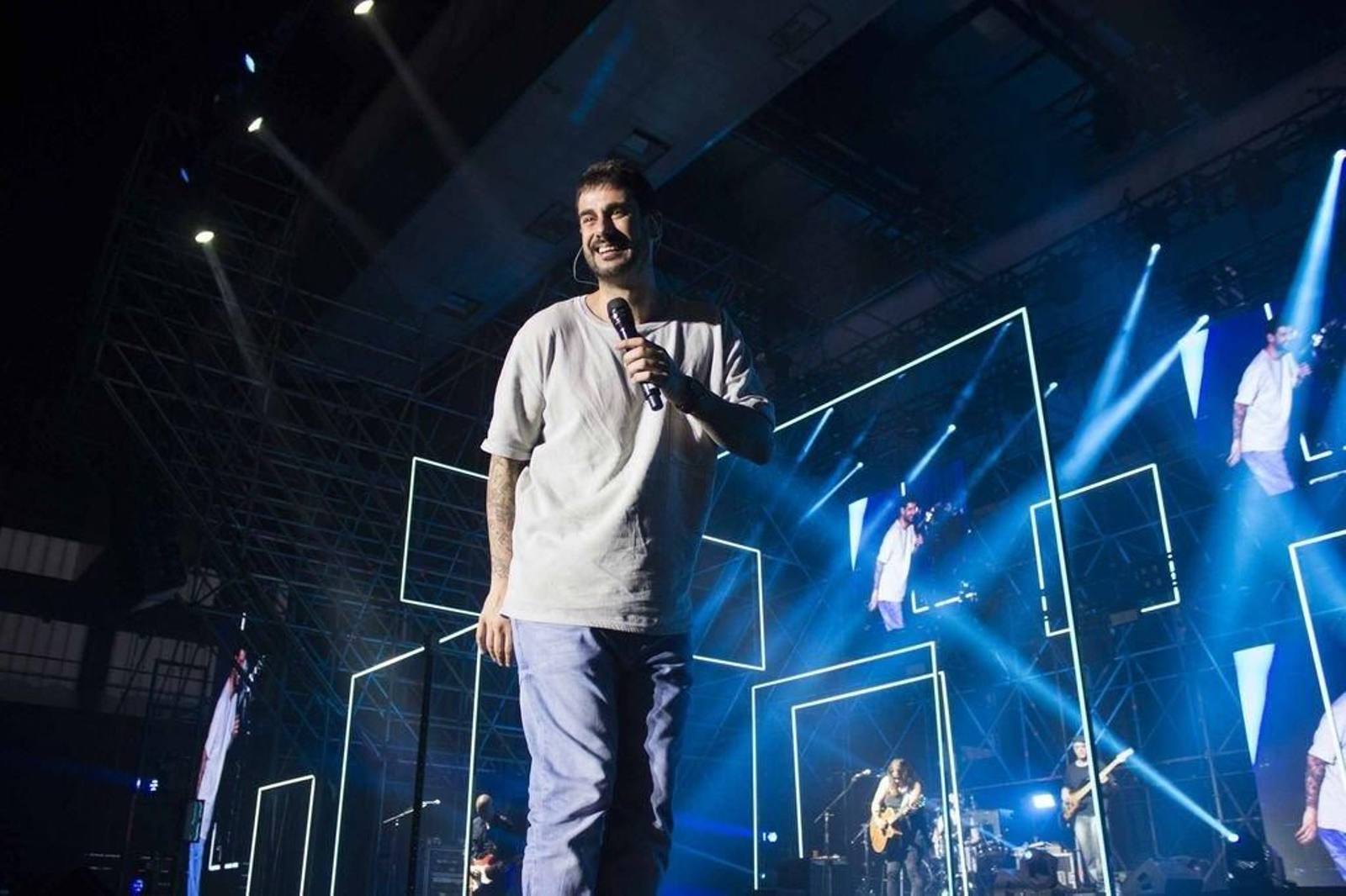 Melendi hizo ayer una parada en el Ifevi dentro de su gira “Mi cubo de Rubik”.