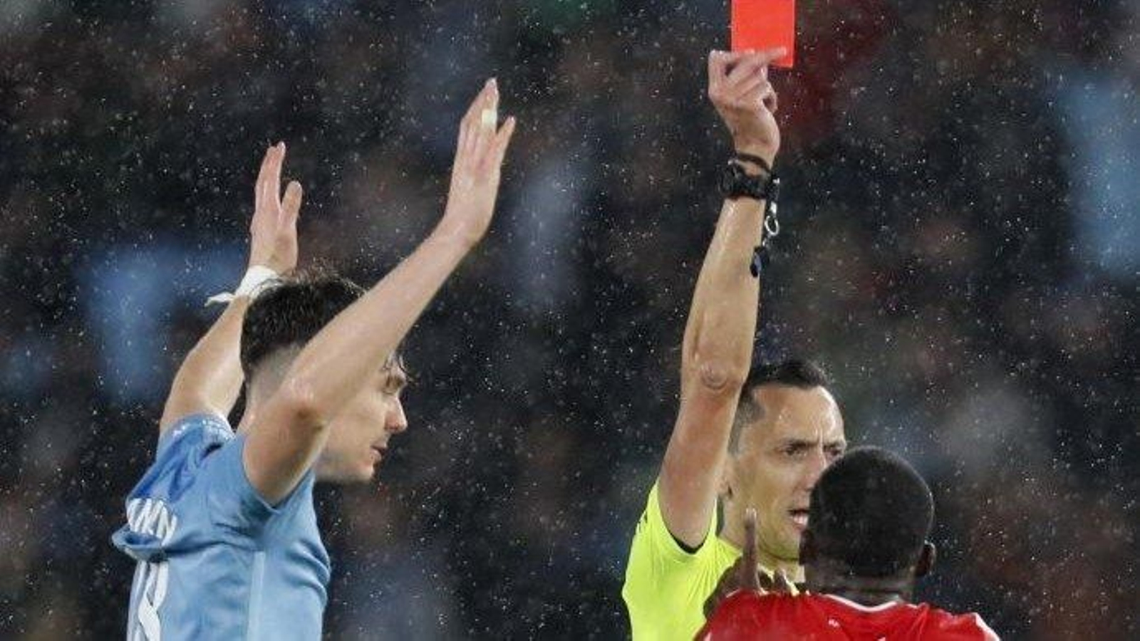Bruno Langa vio la roja directa por una entrada sobre Bamba y facilitó la victoria del equipo celeste.
