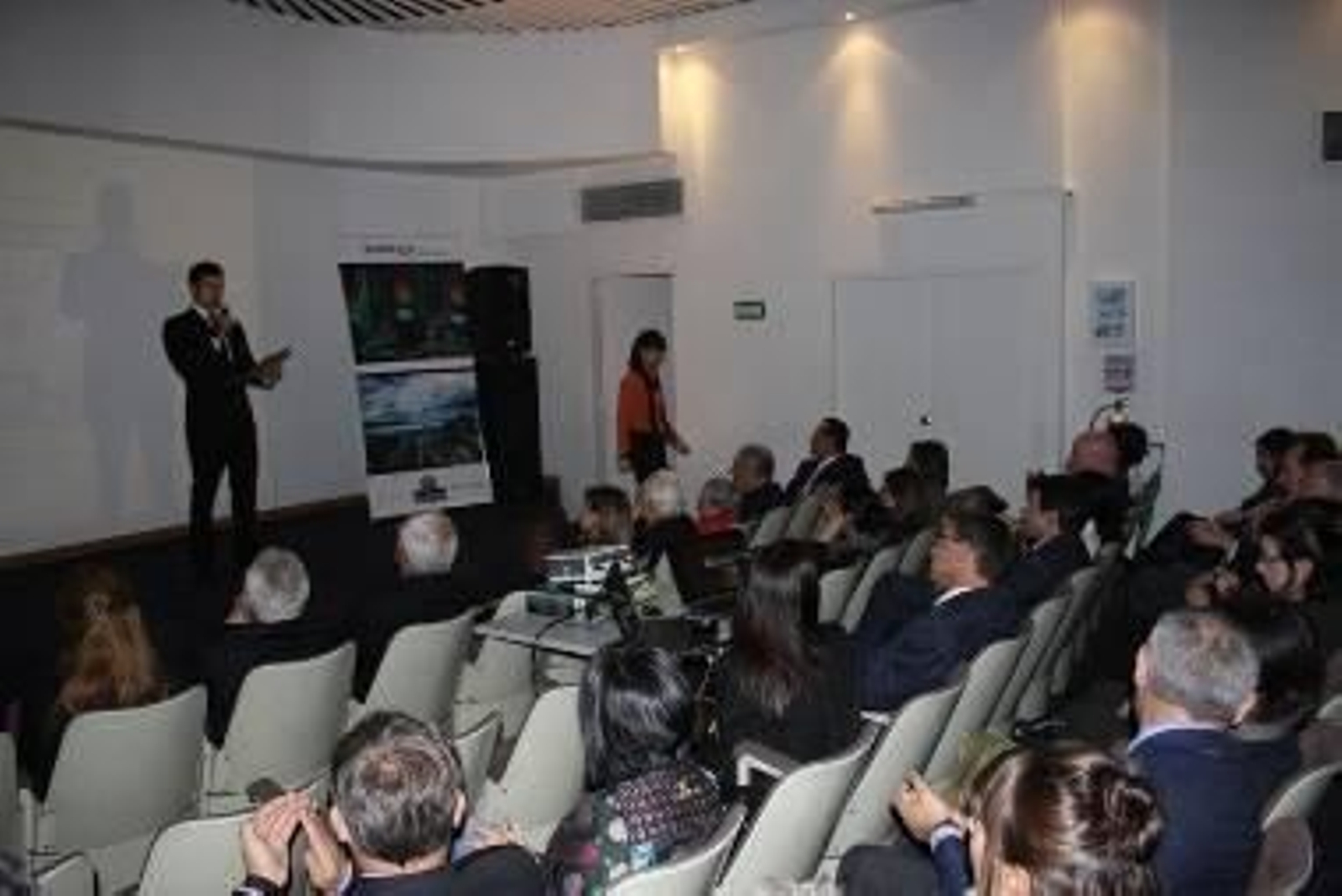 Participantes en la recepción ofrecida por la delegación del gobierno vasco en Bogotá.