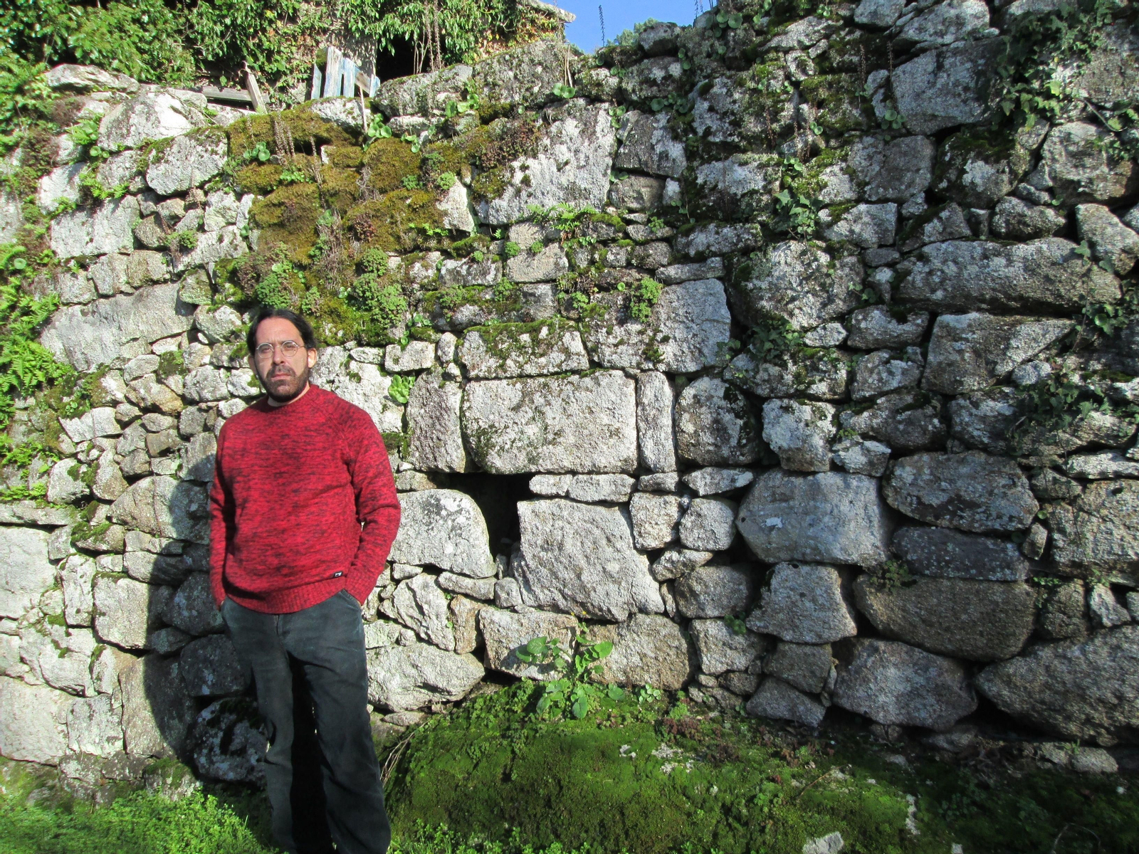 Moncho Iglesias, en Boborás, a aldea da súa familia, horas antes da  presentación de onte na librería Cartabón.