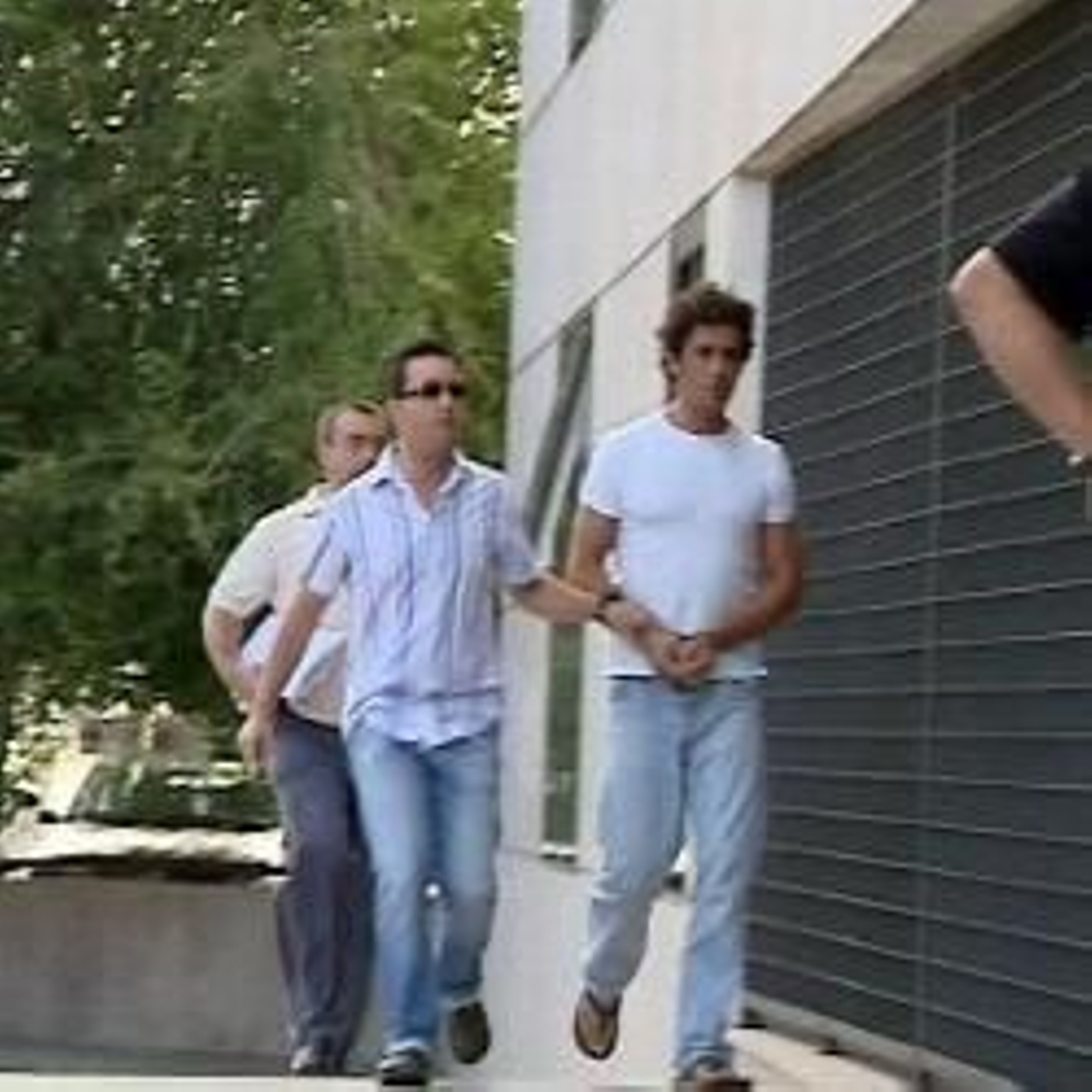 El presunto agresor de Neira acompañado por la policia. (Foto: agencias)