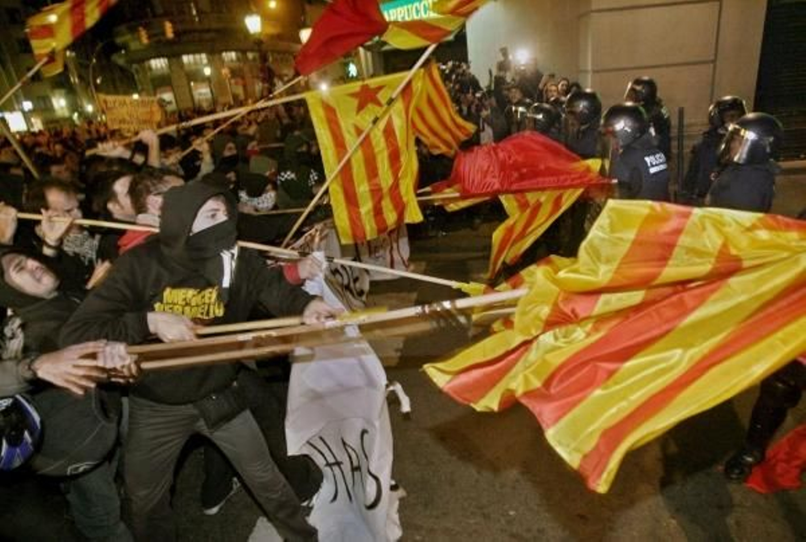 Momento de los enfrentamientos entre los Mossos  y los manifestantes, la pasada semana.