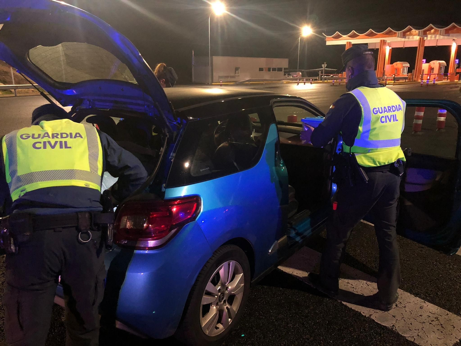 Agentes de la Guardia Civil registrando el vehiculo