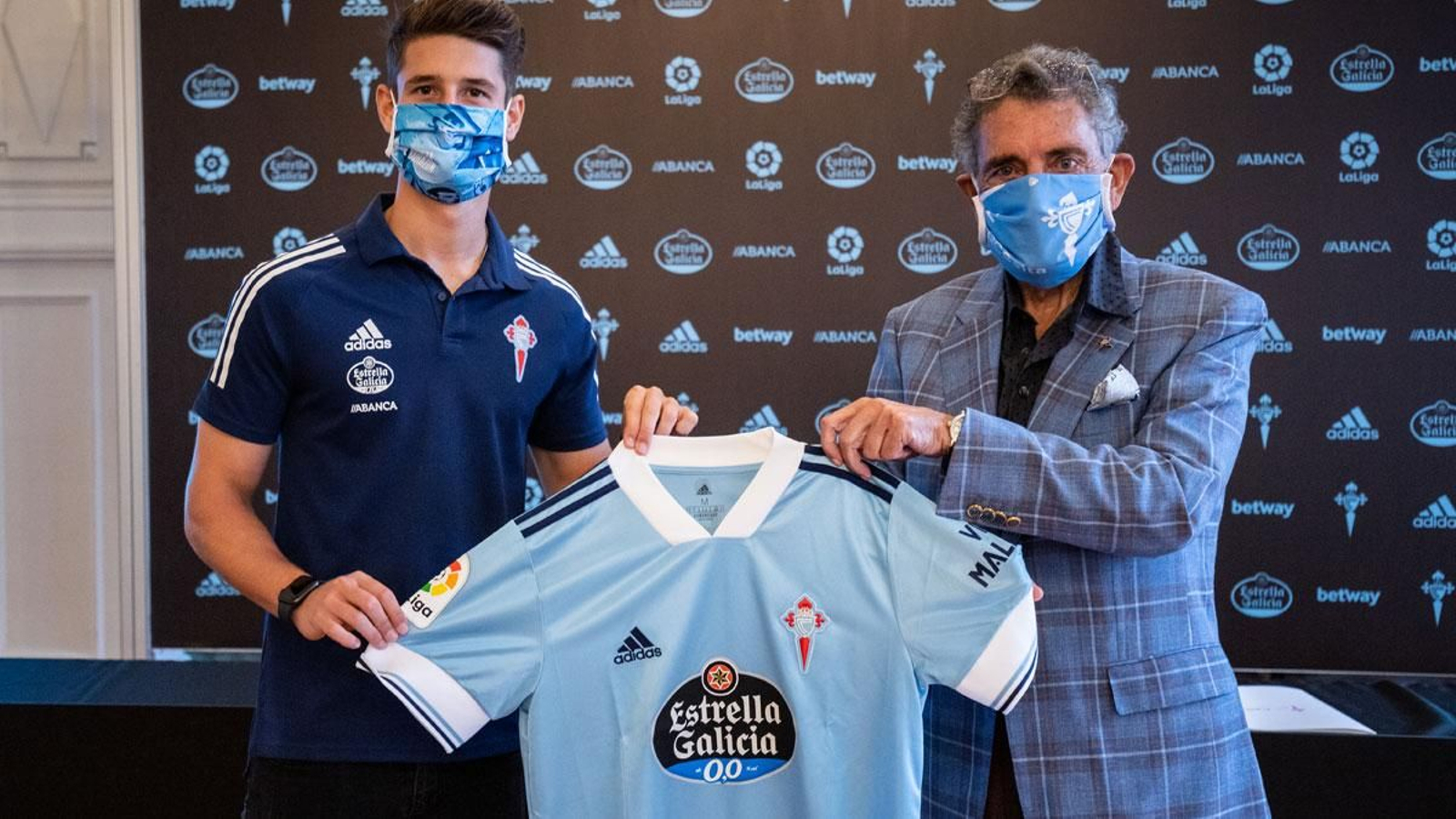 Miguel Baeza  firmó esta mañana su contrato en la sede del club vigués