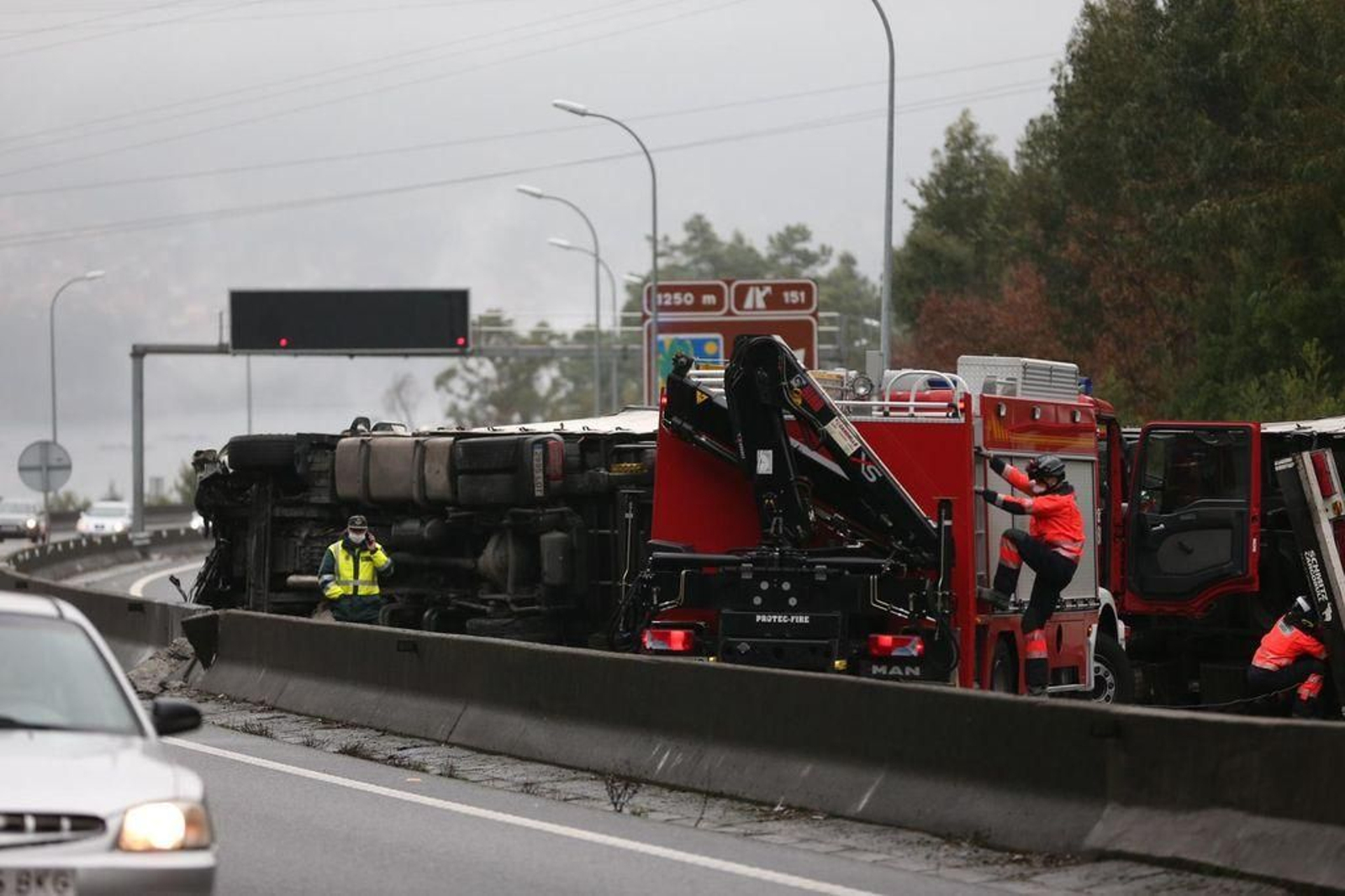 Cortado un carril de la AP-9 en Vigo después de volcar un camión en los túneles de A Madroa 11