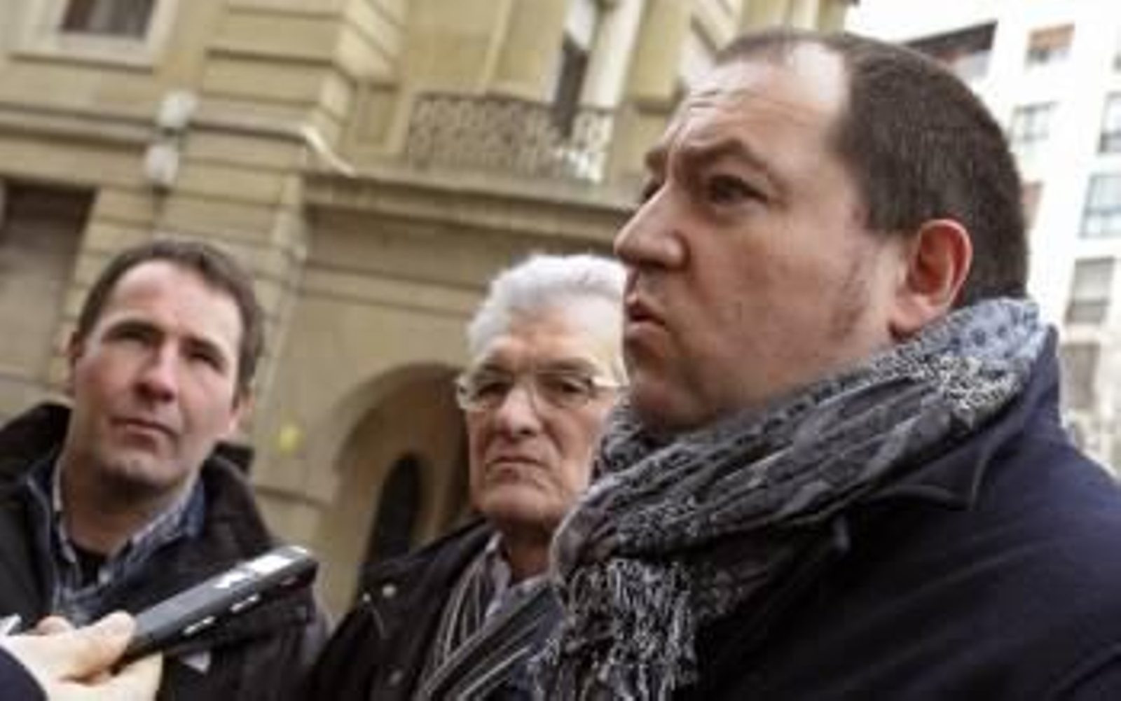 Los representantes de la izquierda abertzale, EA y Aralar, Pernando Barrena (d), Koldo Amézketa (c), y Xabi Lasa, respectivamente, durante declaraciones a los periodistas  (Foto: EFE)