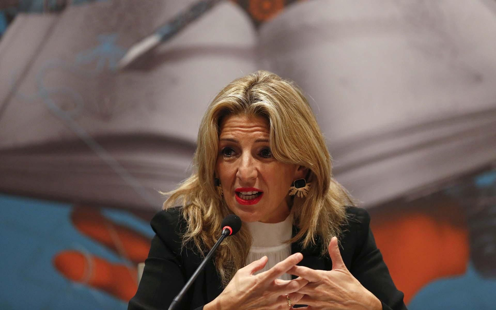 La vicepresidenta segunda y ministra de Trabajo del Gobierno de España, Yolanda Díaz, habla en la mesa de diálogo "Encuentro Internacional de Gobierno y Sociedad Civil", en el marco de la Feria Internacional del Libro (FIL) de Guadalajara, en Jalisco (México). EFE/ Francisco Guasco