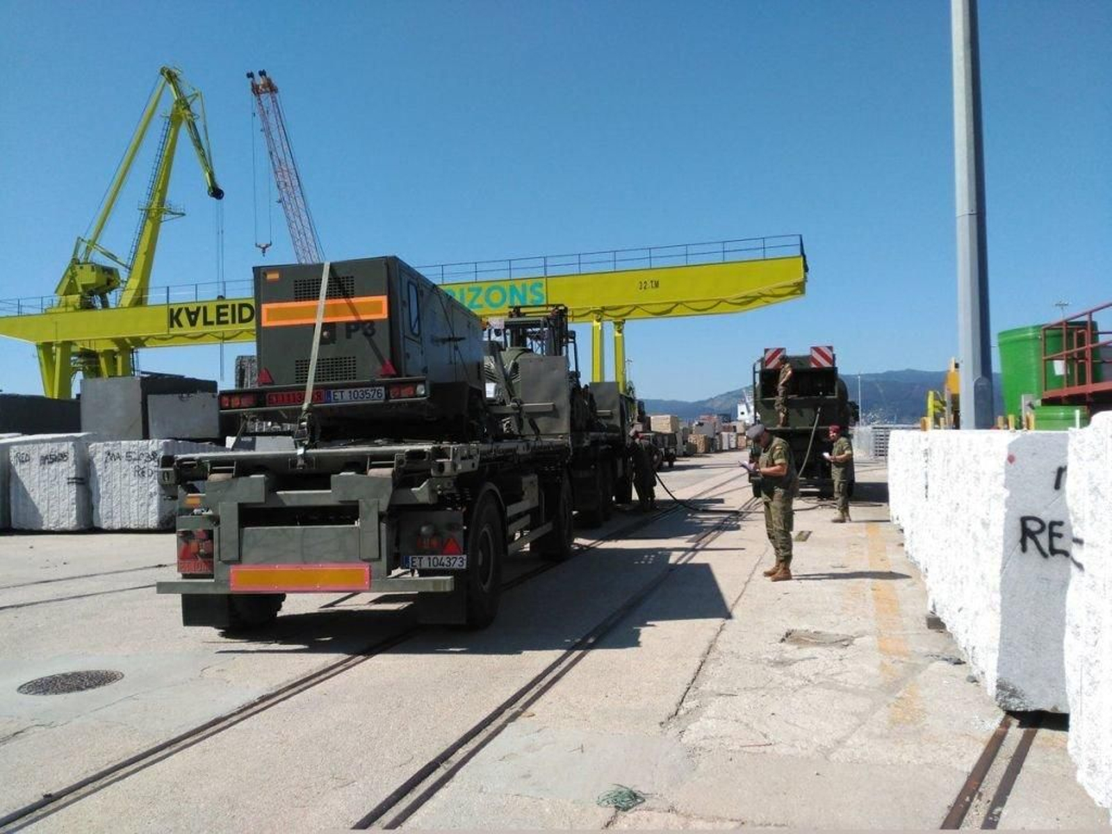 El Ejército de Tierra coordina la salida del convoy desde el puerto de Vigo.