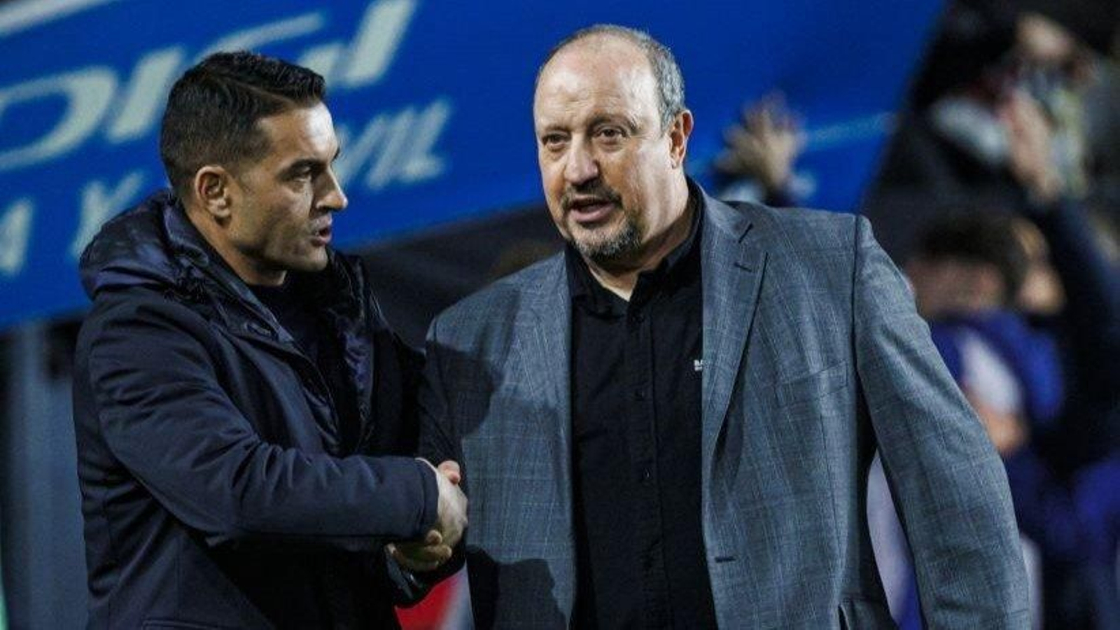 Francisco y Rafa Benítez se saludan al comienzo del partido de ayer disputado en Vallecas.