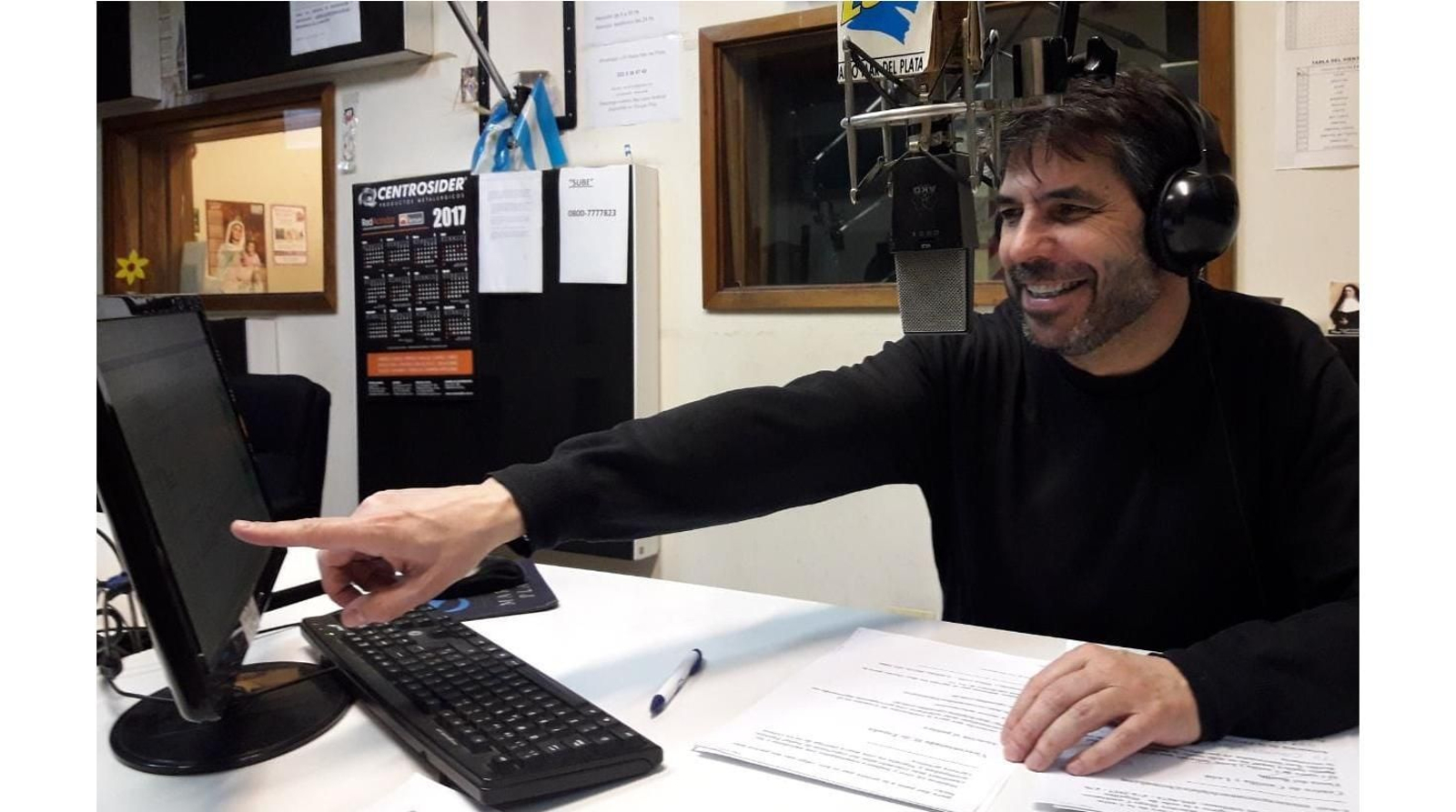 Oscar Caballero, conductor del programa radiofónico "Arre que va"